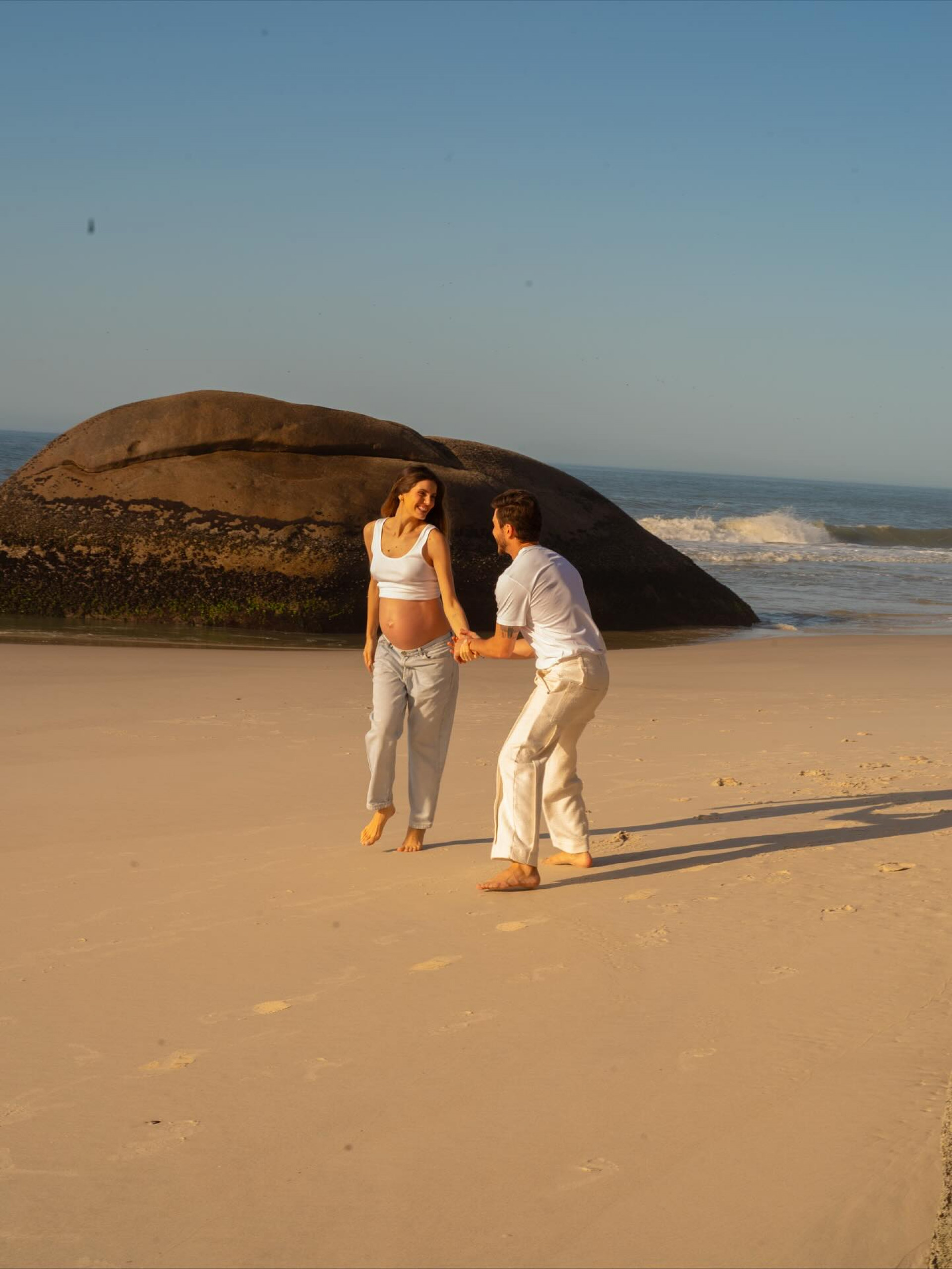 Camila Queiroz e Klebber Toledo compartilham ensaio romântico na praia
 - Reprodução / Instagram