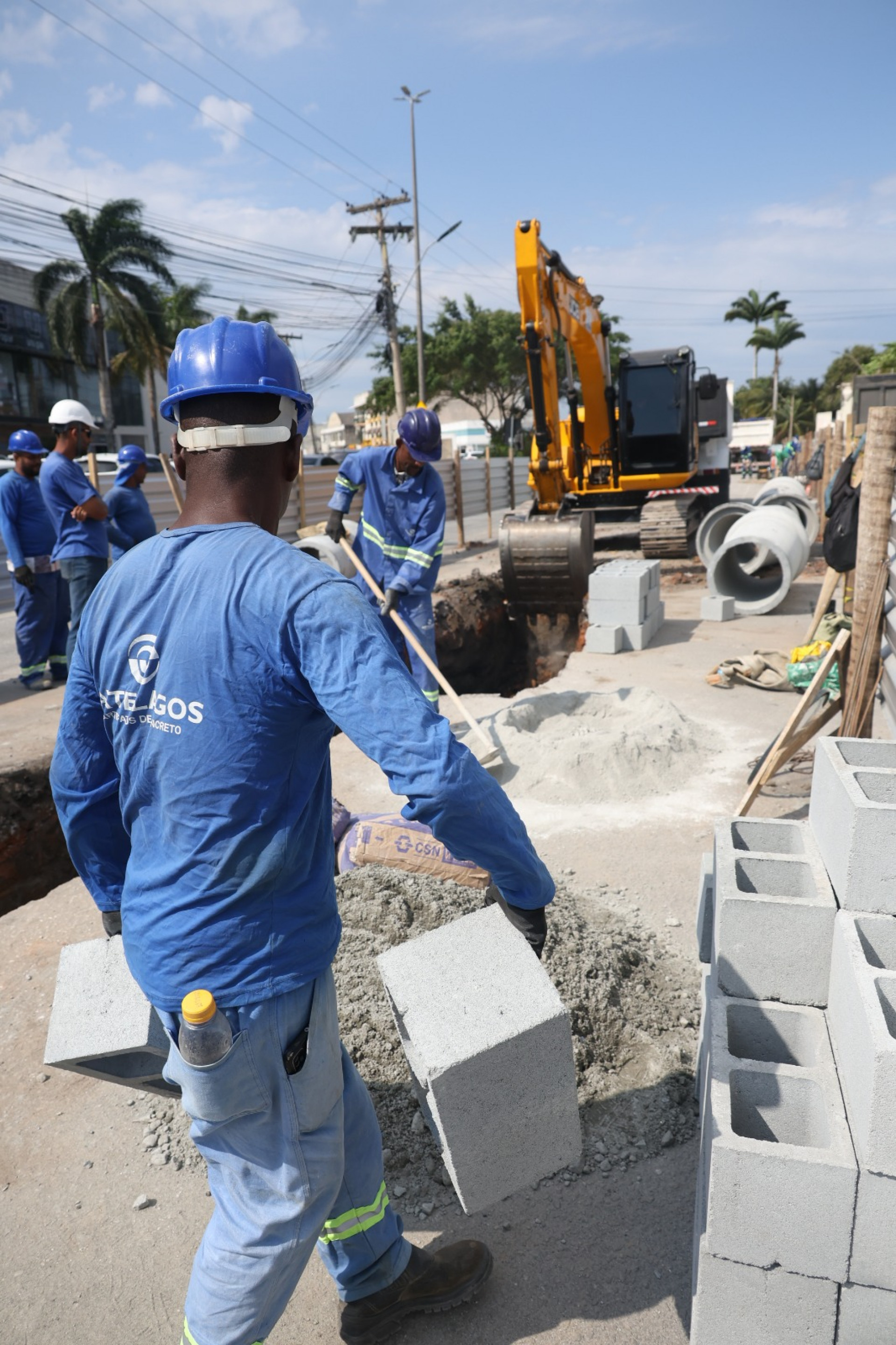Obras de drenagem e duplicação na RJ-106 - Ascom