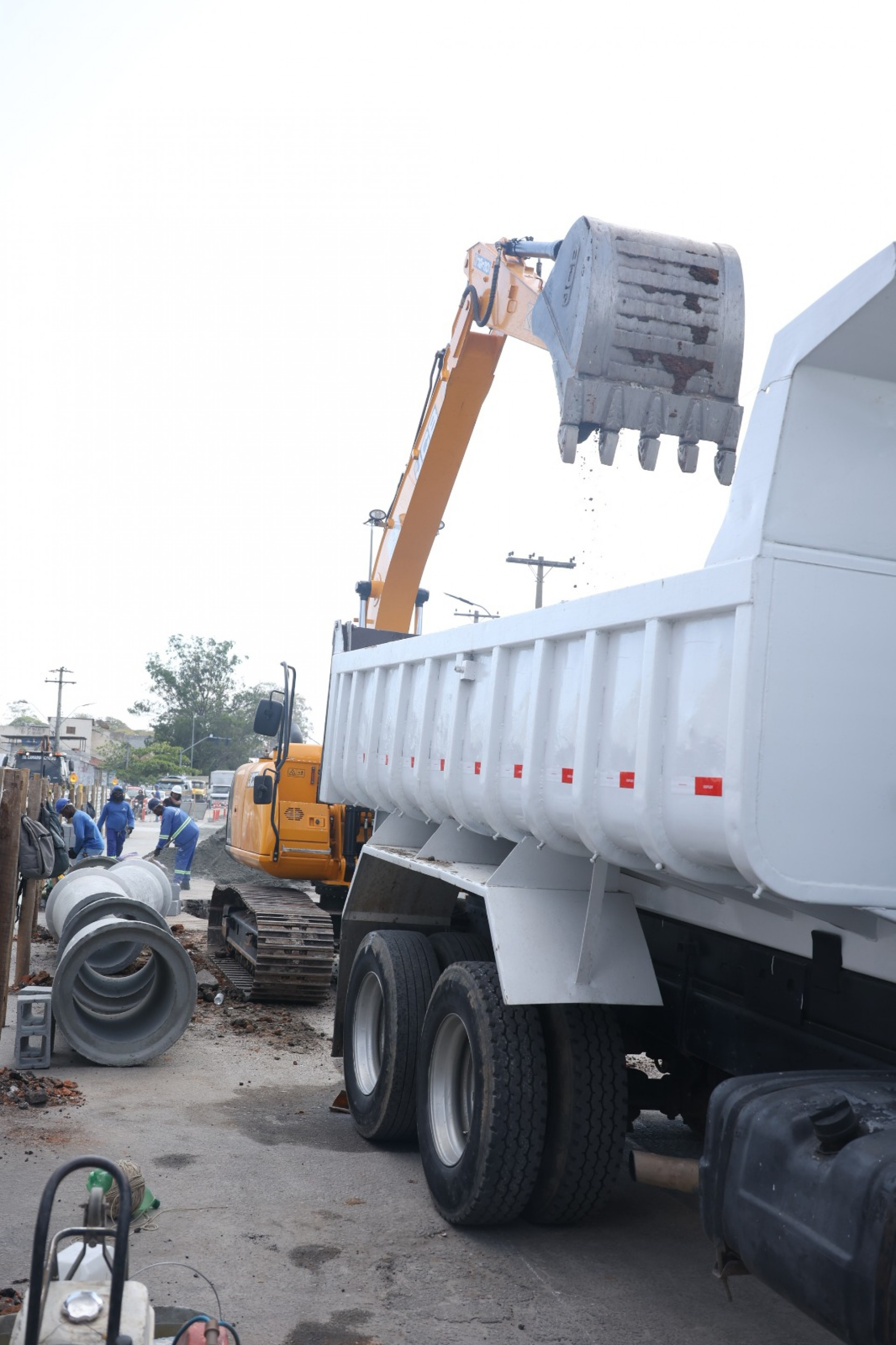Obras de drenagem e duplicação na RJ-106 - Ascom