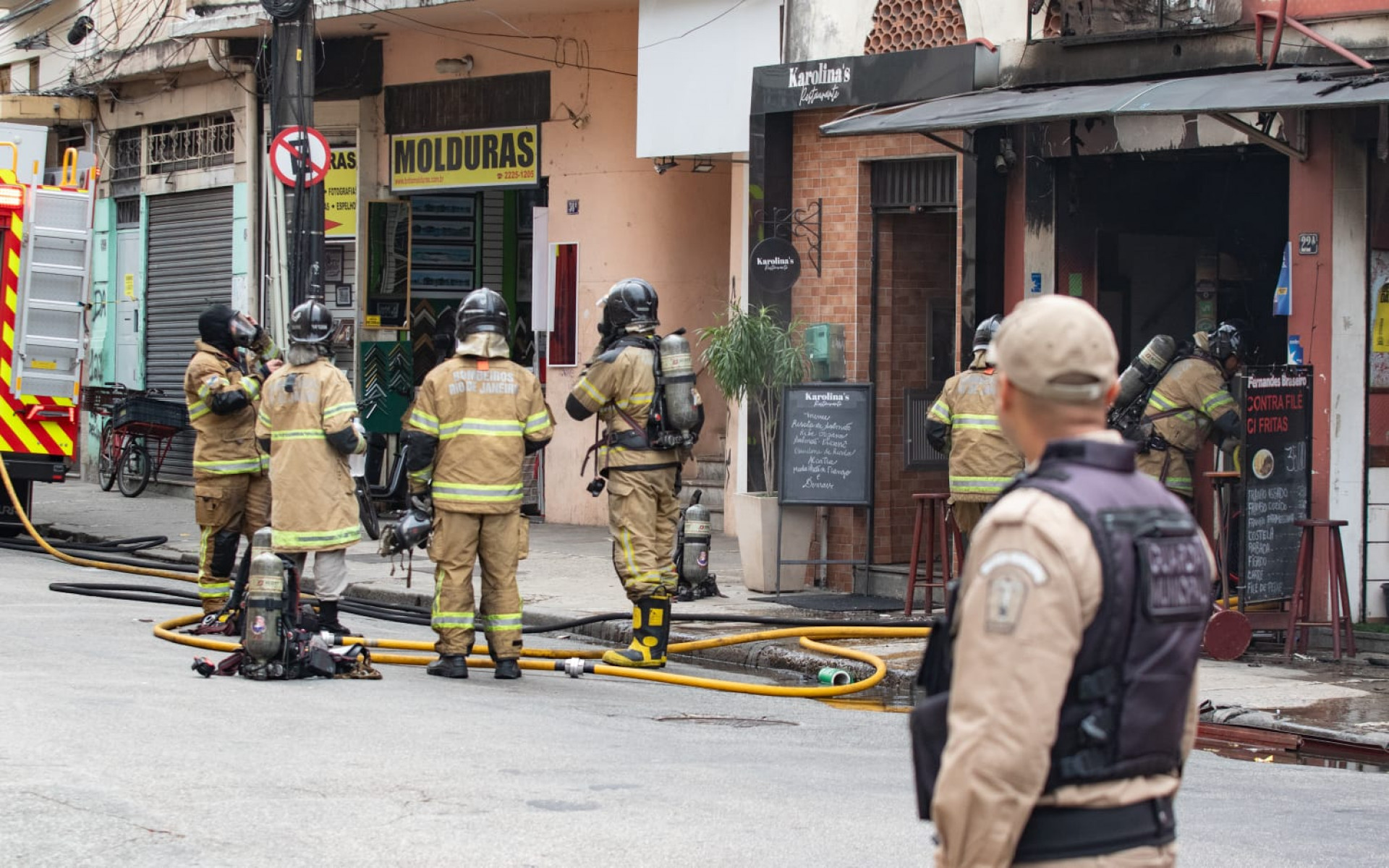 Bombeiros atuam no rescaldo de incêndio que atingiu dois restaurantes no Catete - Érica Martin / Agência O Dia 