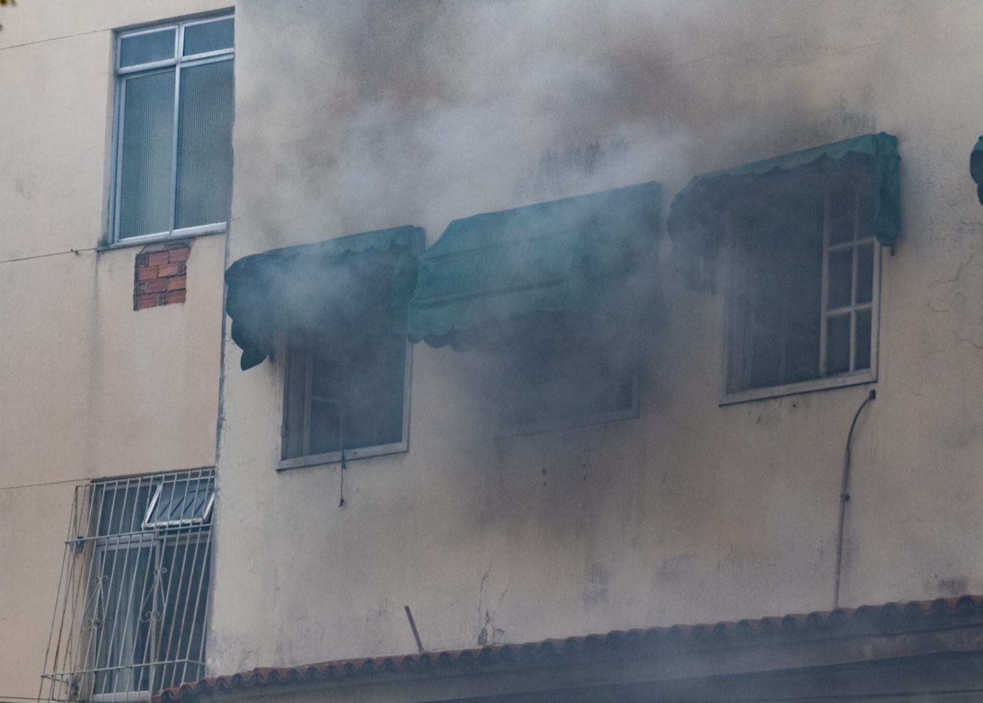Bombeiros atuam no rescaldo de incêndio que atingiu dois restaurantes no Catete - Érica Martin / Agência O Dia 