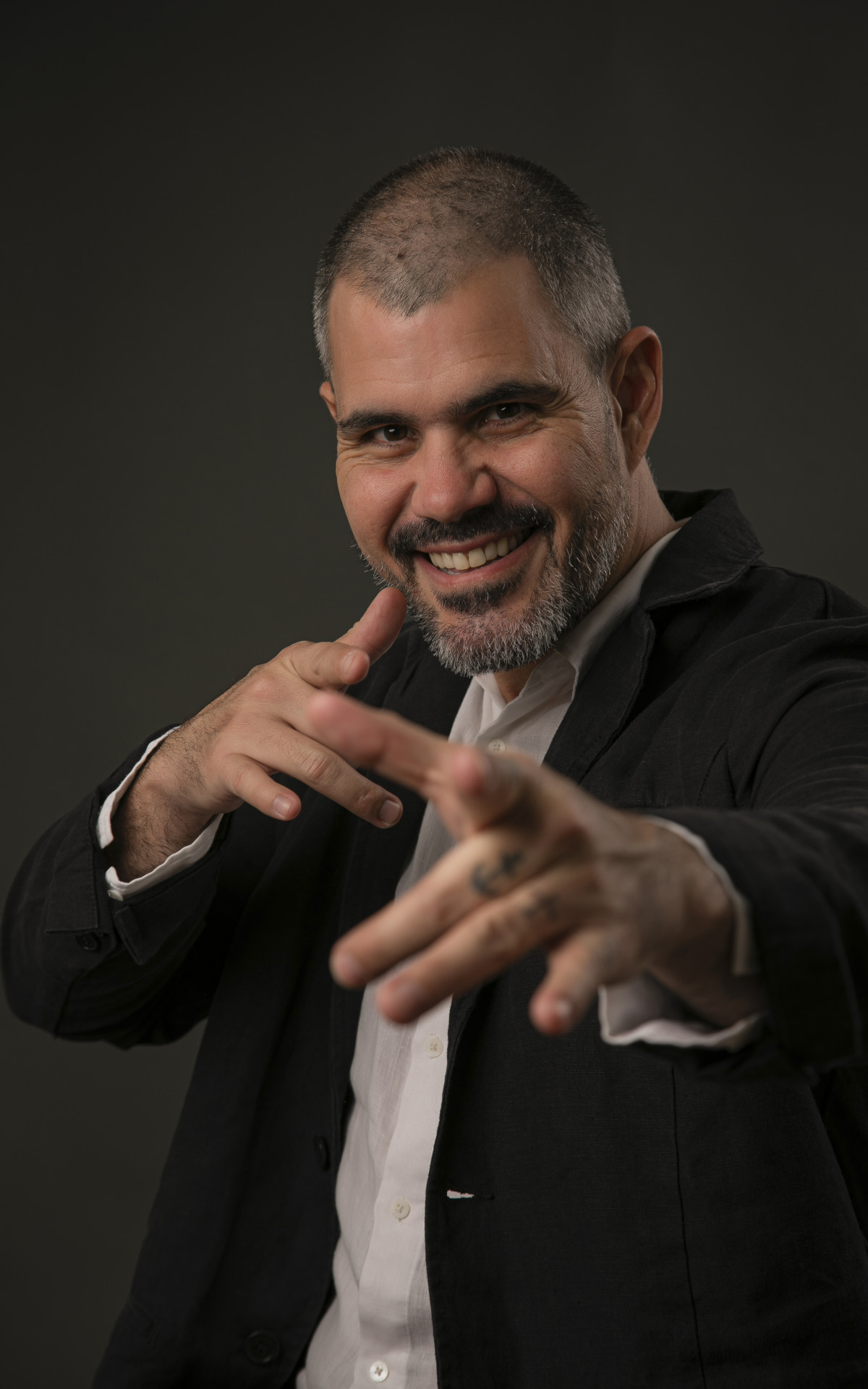 Juliano Cazarré celebra retorno ao teatro com o monólogo ?Compliance? e comenta desafios na novela ?Três Graças?