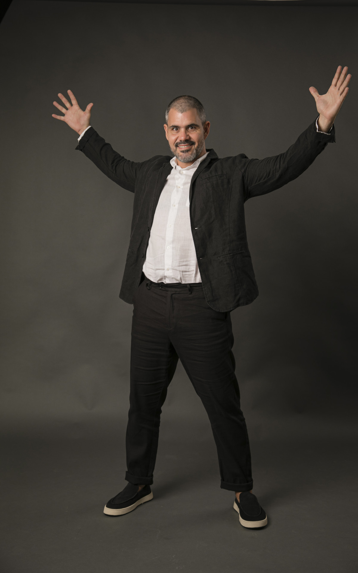 Juliano Cazarré celebra retorno ao teatro com o monólogo ?Compliance? e comenta desafios na novela ?Três Graças?