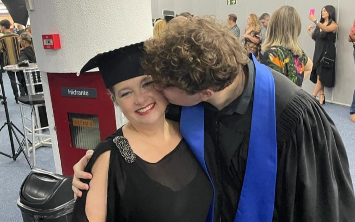 Gilce Anne Penna Bastos se preocupa com a prepara&ccedil;&atilde;o estressante e exaustiva que o filho tem que enfrentar para o vestibular  - Arquivo pessoal