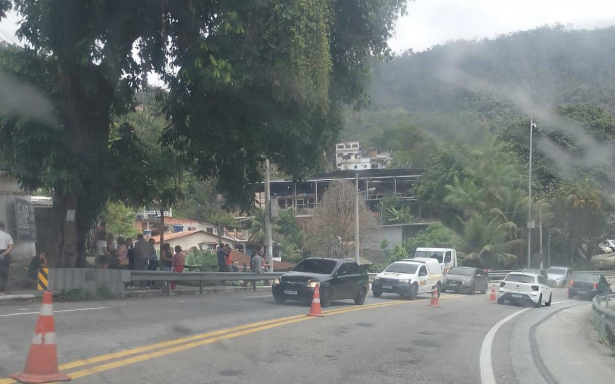 Trânsito na pista sentido centro ficou lento na altura do bairro Camorim Pequeno onde ocorreu o acidente