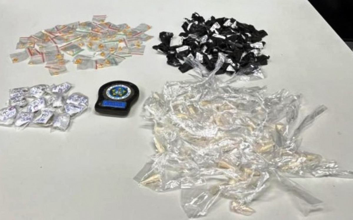 Policiais civis da 123ª DP apreenderam grande quantidade de drogas durante operação no bairro Miramar, em Macaé