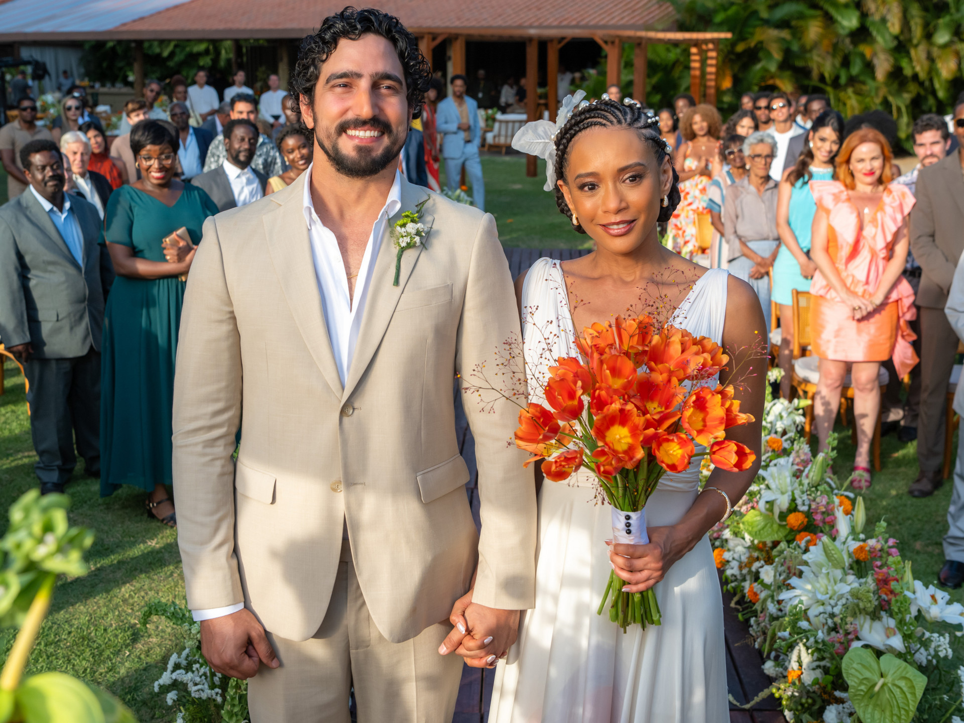 Raquel (Taís Araujo) e Ivan (Renato Góes) celebram sua união com amigos e familiares - Globo/Estevam Avellar