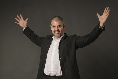 Juliano Cazarré celebra retorno ao teatro e fala sobre papel na novela 'Três Graças'