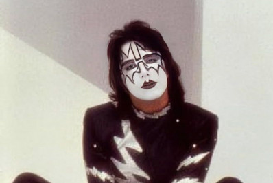 Morre Ace Frehley, guitarrista e co-fundador da banda KISS, aos 74 anos