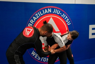 Faixa-preta cita importância da defesa pessoal para mulheres: 'Vai muito além do tatame'