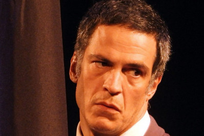 Vídeo! Mateus Solano dá tapa e derruba celular ao ser filmado em espetáculo