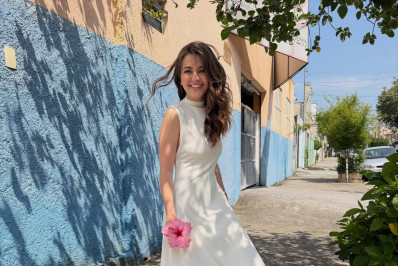 Klara Castanho rebate especulação de casamento ao surgir de vestido branco