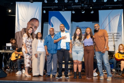 Emoção marca lançamento de livro de funcionário da Fundec