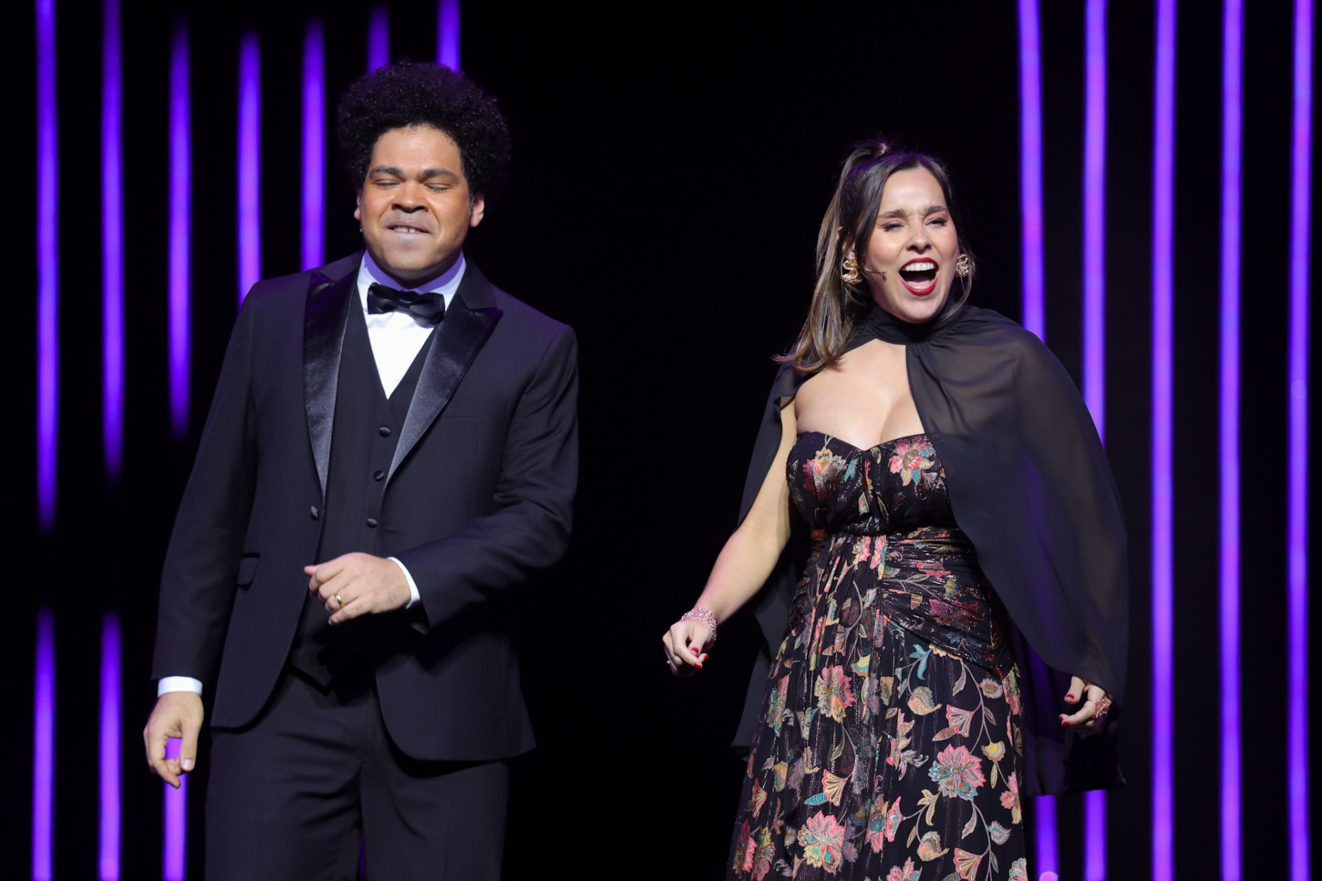 Thati Lopes e Robson Nunes se apresentam no palco do Teatro Santander - Lucas Ramos/Brazil News