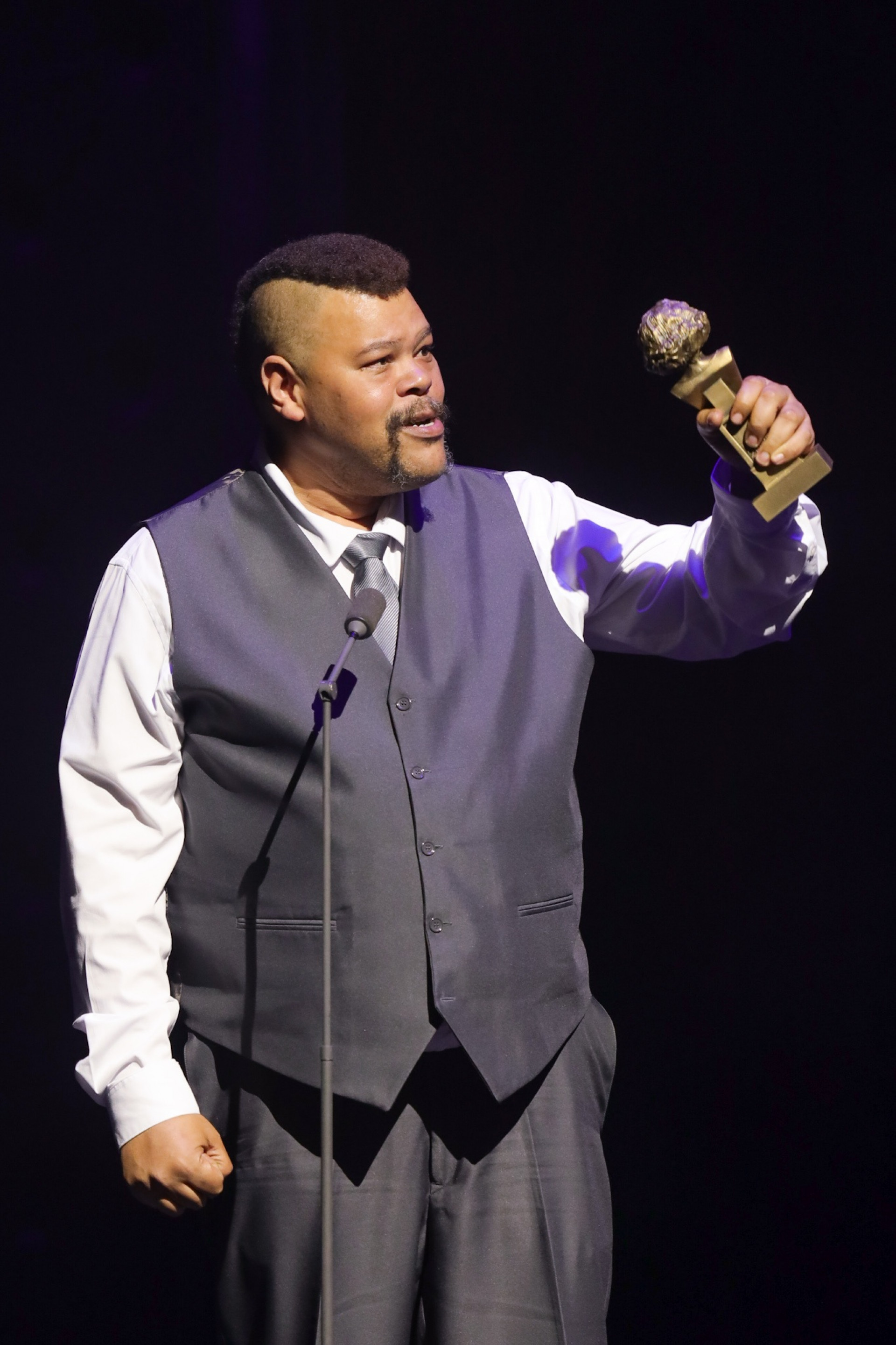 Babu Santana ganha prêmio de Melhor Ator Coadjuvante em Peça de Teatro - Lucas Ramos/Brazil News