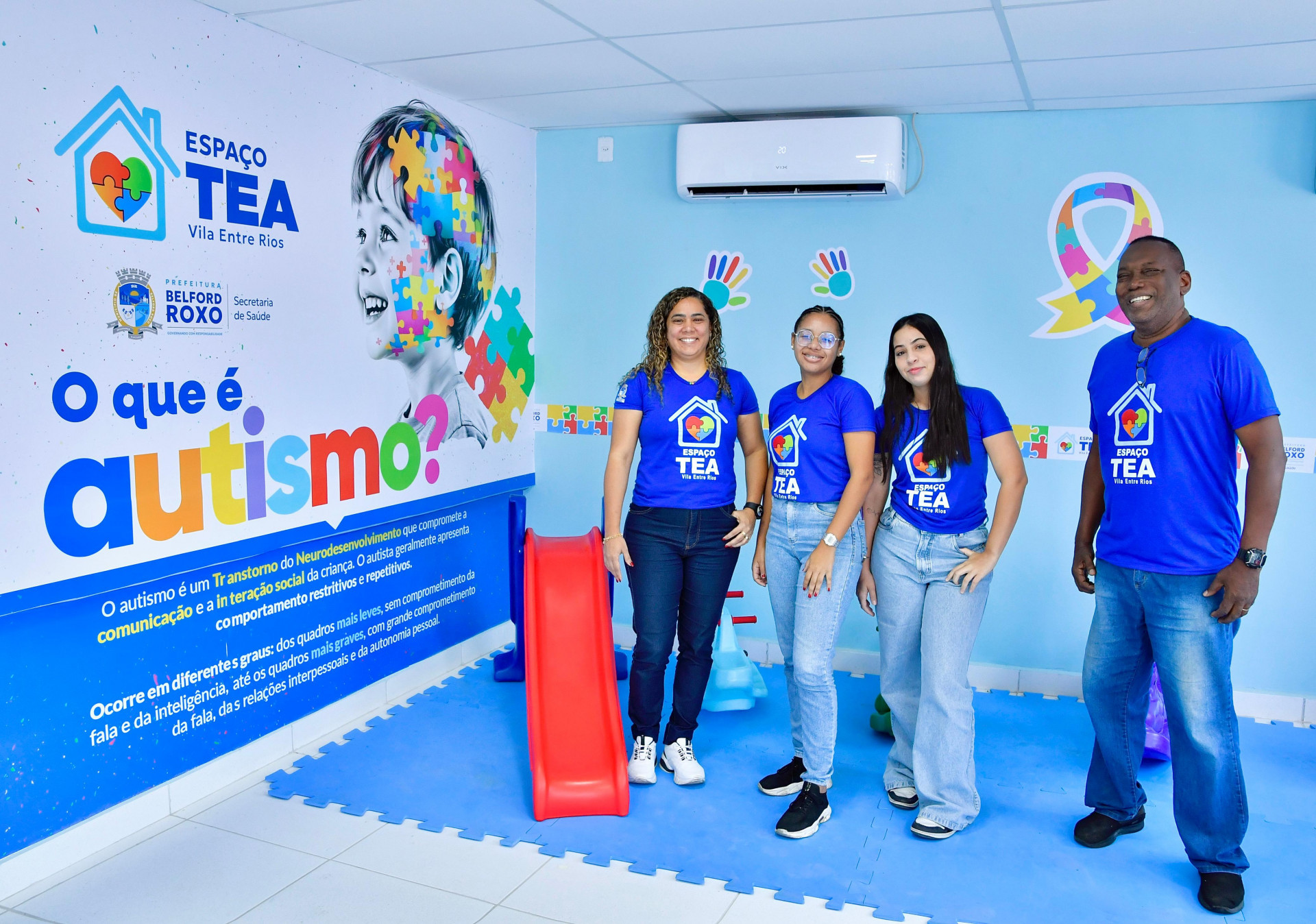 A coordenadora do TEA da Vila Entre Rios, Juliana Nascimento (E), com funcionários da unidade

 - Jeovani Campos / PMBR