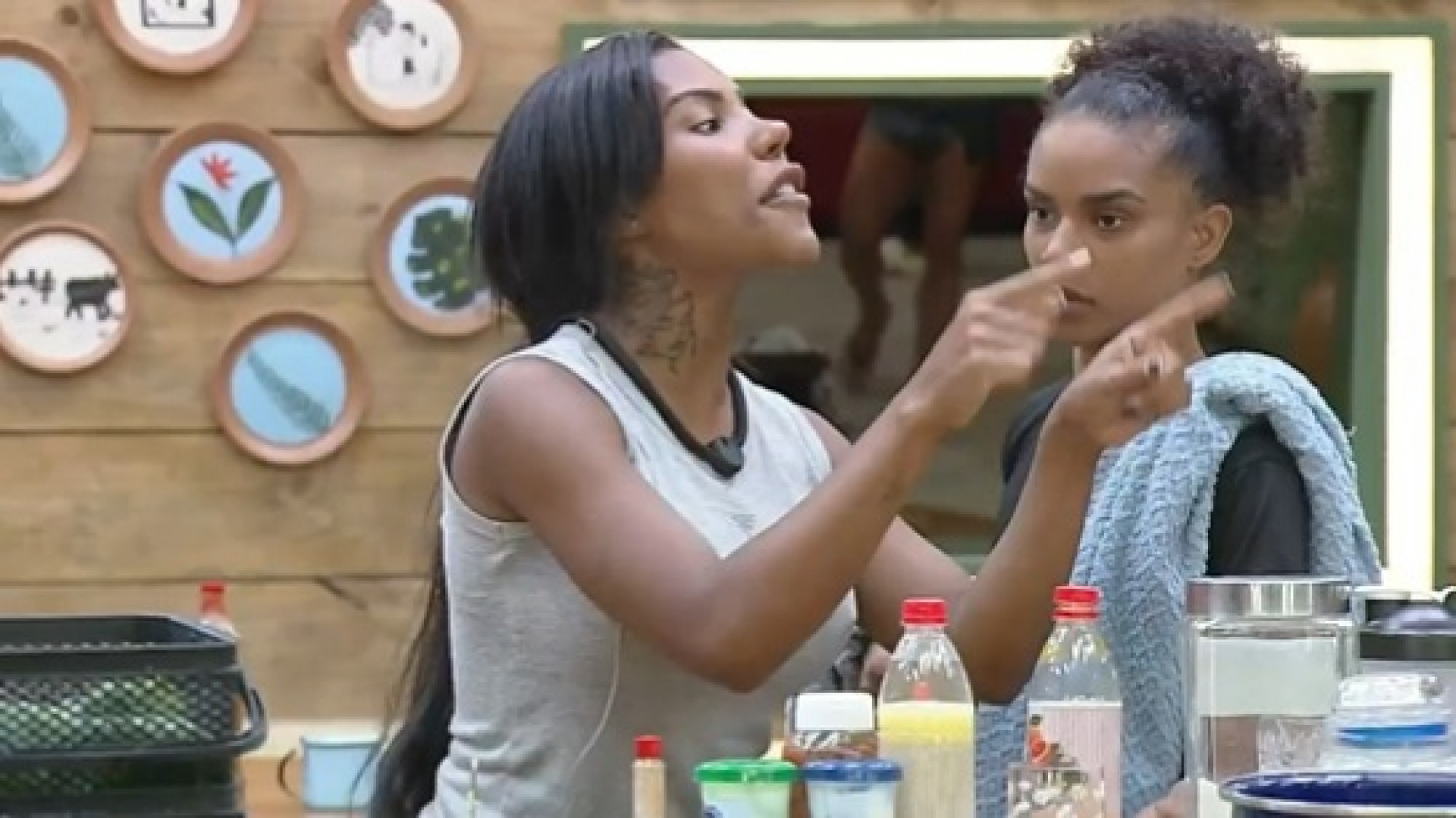 Carol Lekker discutiu com Gaby Spanic em 'A Fazenda' - Reprodução de Vídeo