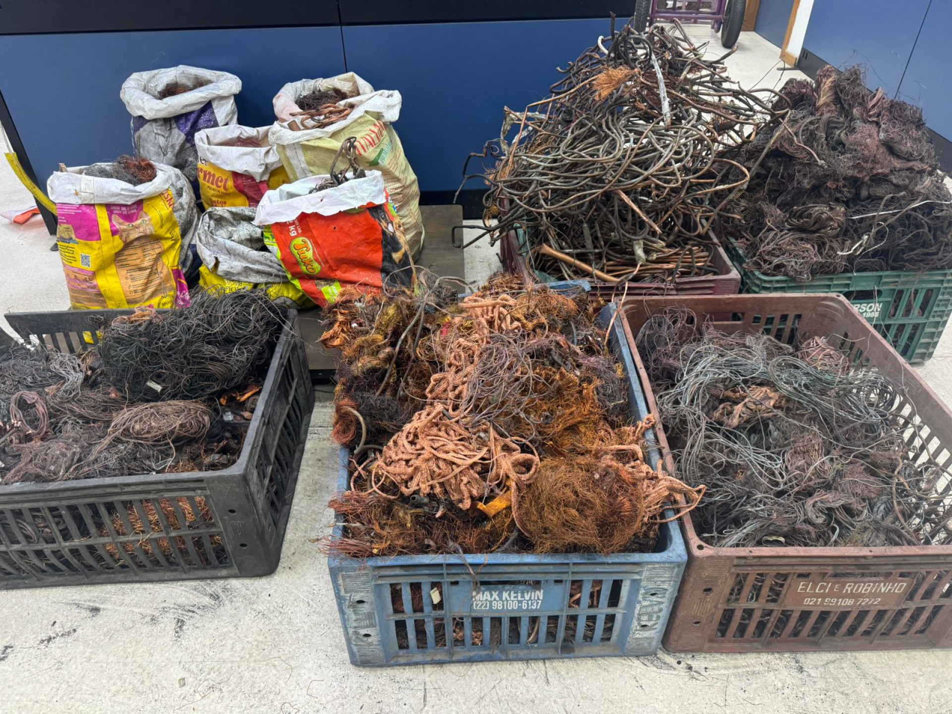 Mais de 300 kg de cobre foram apreendidos em ferro-velho de Queimados - Reprodução