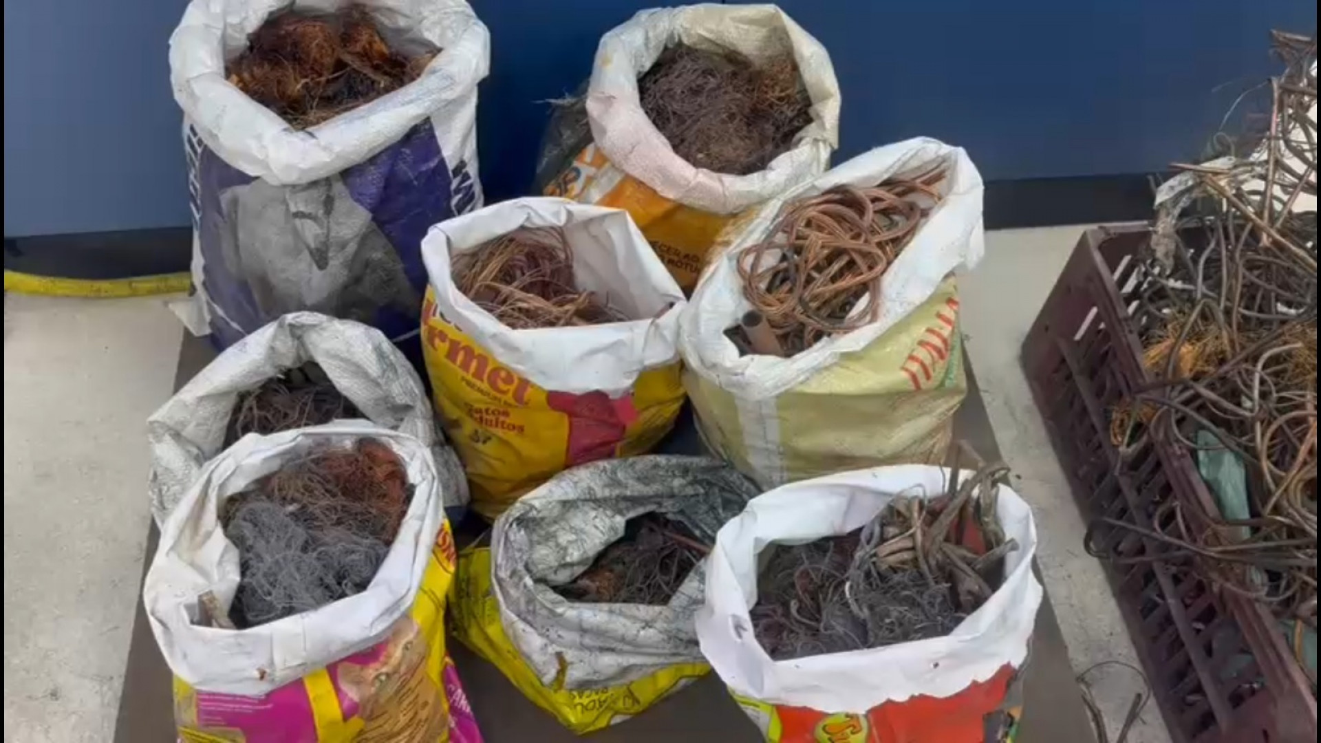 Mais de 300 kg de cobre foram apreendidos em ferro-velho de Queimados - Reprodução