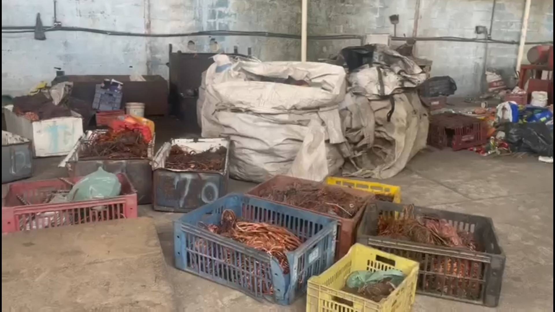Mais de 300 kg de cobre foram apreendidos em ferro-velho de Queimados - Reprodução