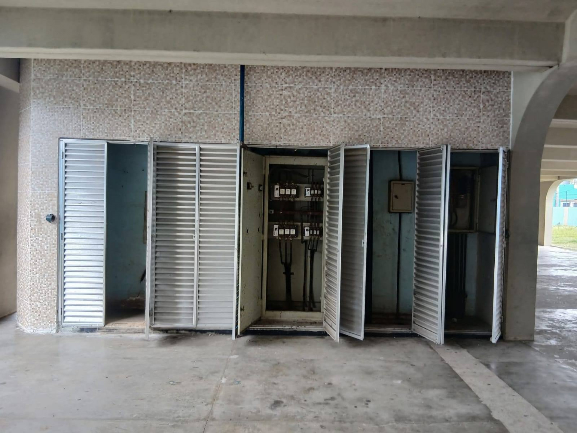 Criminosos buscaram fios de cobre da rede elétrica do Ciep 113 Professor Waldick Pereira - Reprodução / Redes Sociais