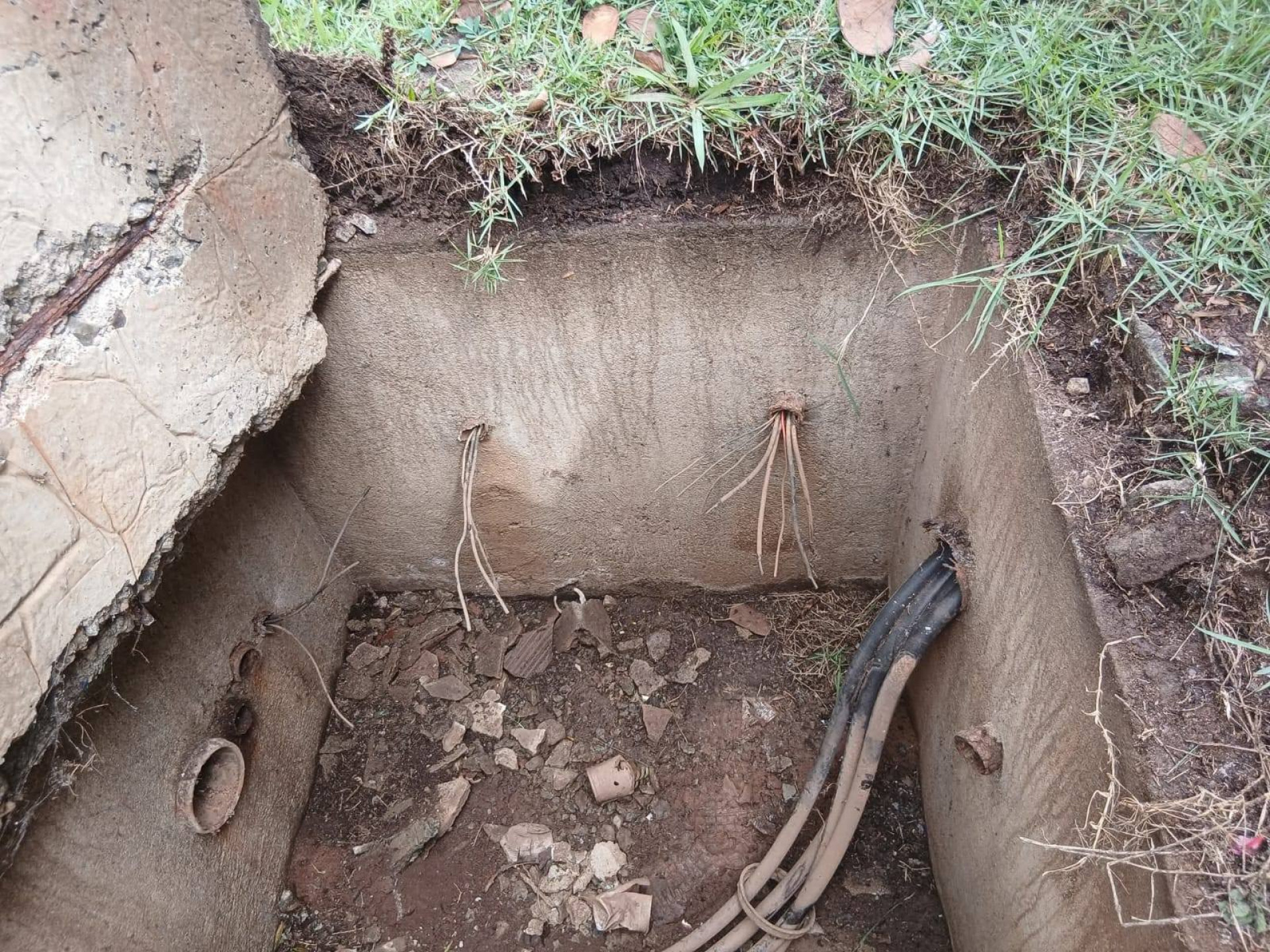 Criminosos buscaram fios de cobre da rede elétrica do Ciep 113 Professor Waldick Pereira - Reprodução / Redes Sociais