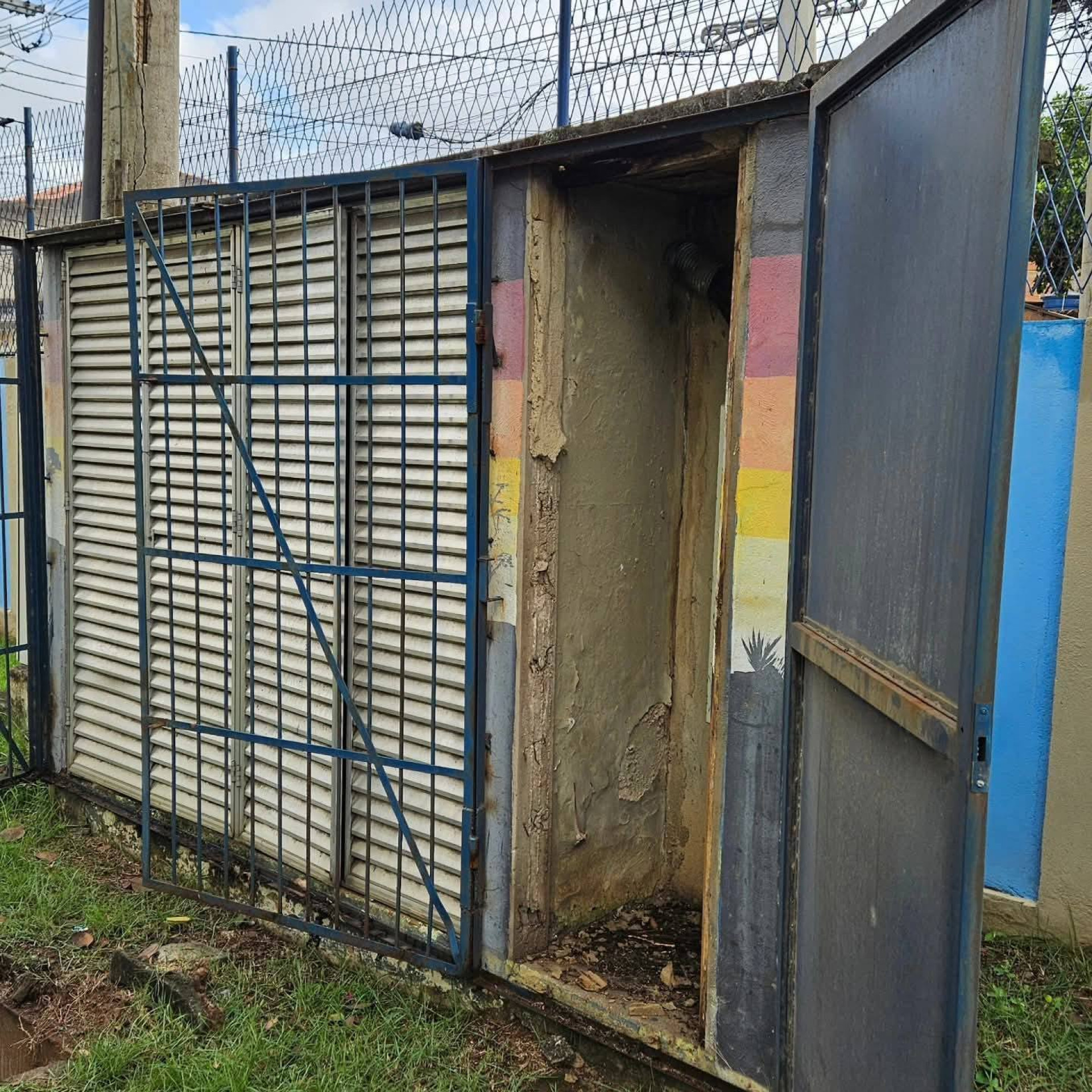 Criminosos buscaram fios de cobre da rede elétrica do Ciep 113 Professor Waldick Pereira - Reprodução / Redes Sociais