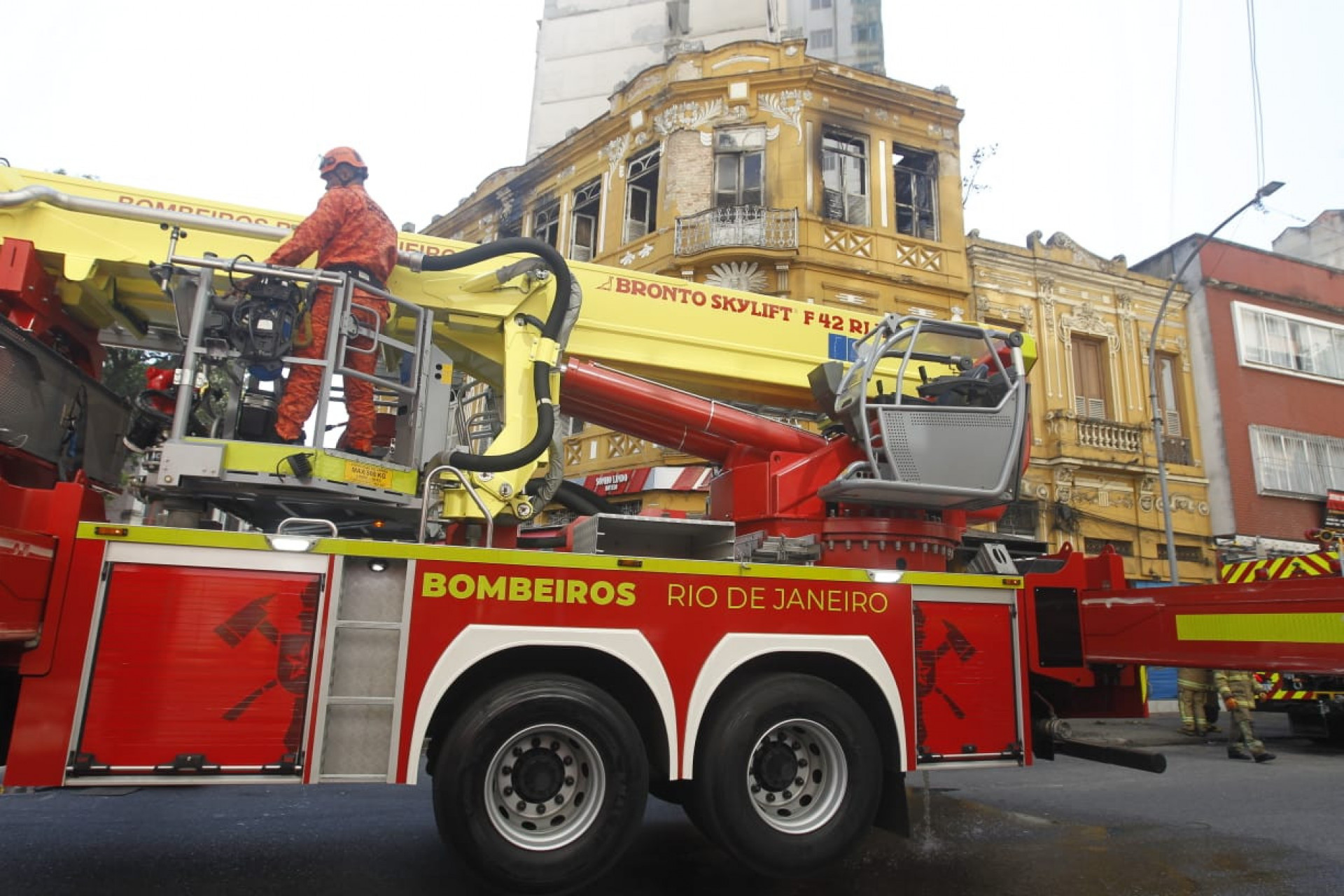 Prédio na Lapa voltou a ter focos de incêndio, na manhã desta quinta-feira (16) - Reginaldo Pimenta / Agência O Dia