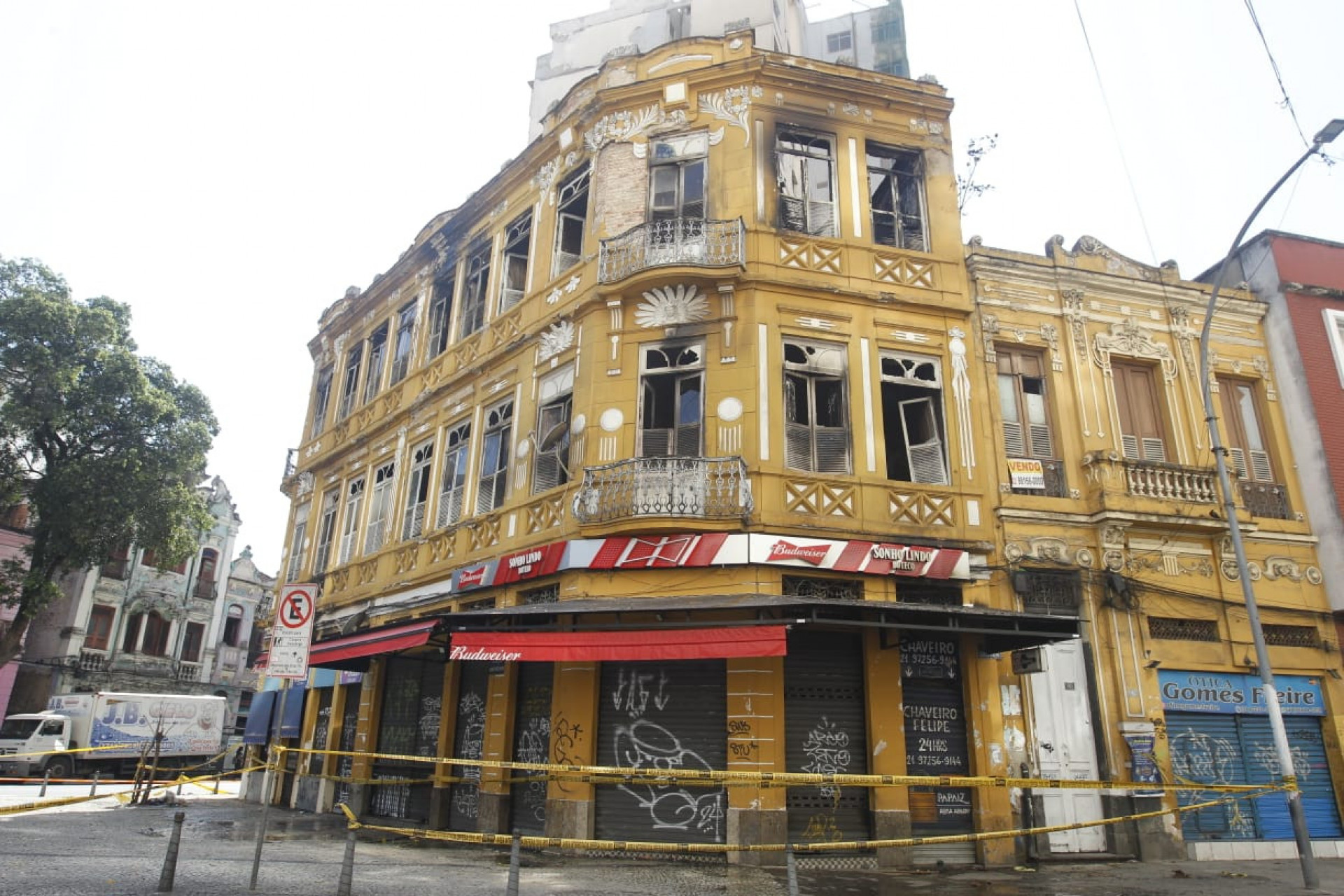 Prédio na Lapa voltou a ter focos de incêndio, na manhã desta quinta-feira (16) - Reginaldo Pimenta / Agência O Dia