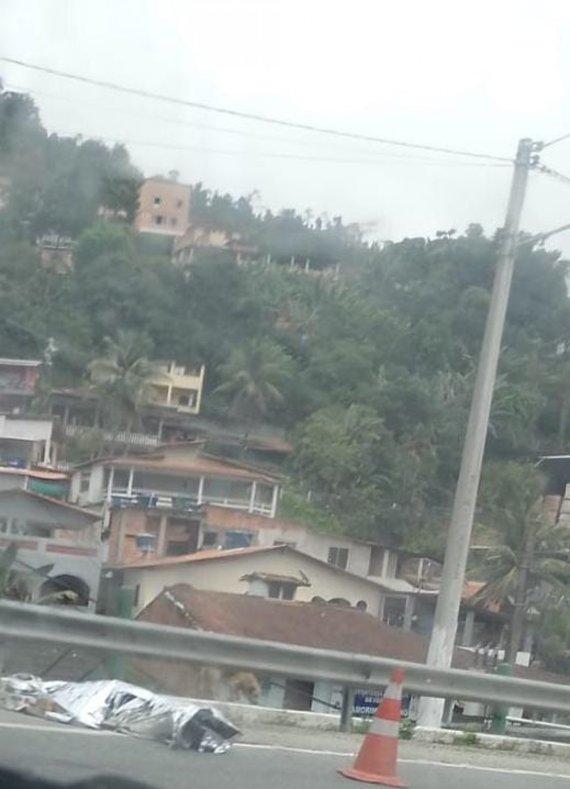 Corpo do motociclista na rodovia