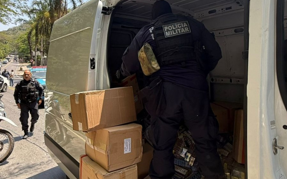 Assaltantes tentaram roubar a carga de cigarros em um furgão quando foram interceptados por PMs