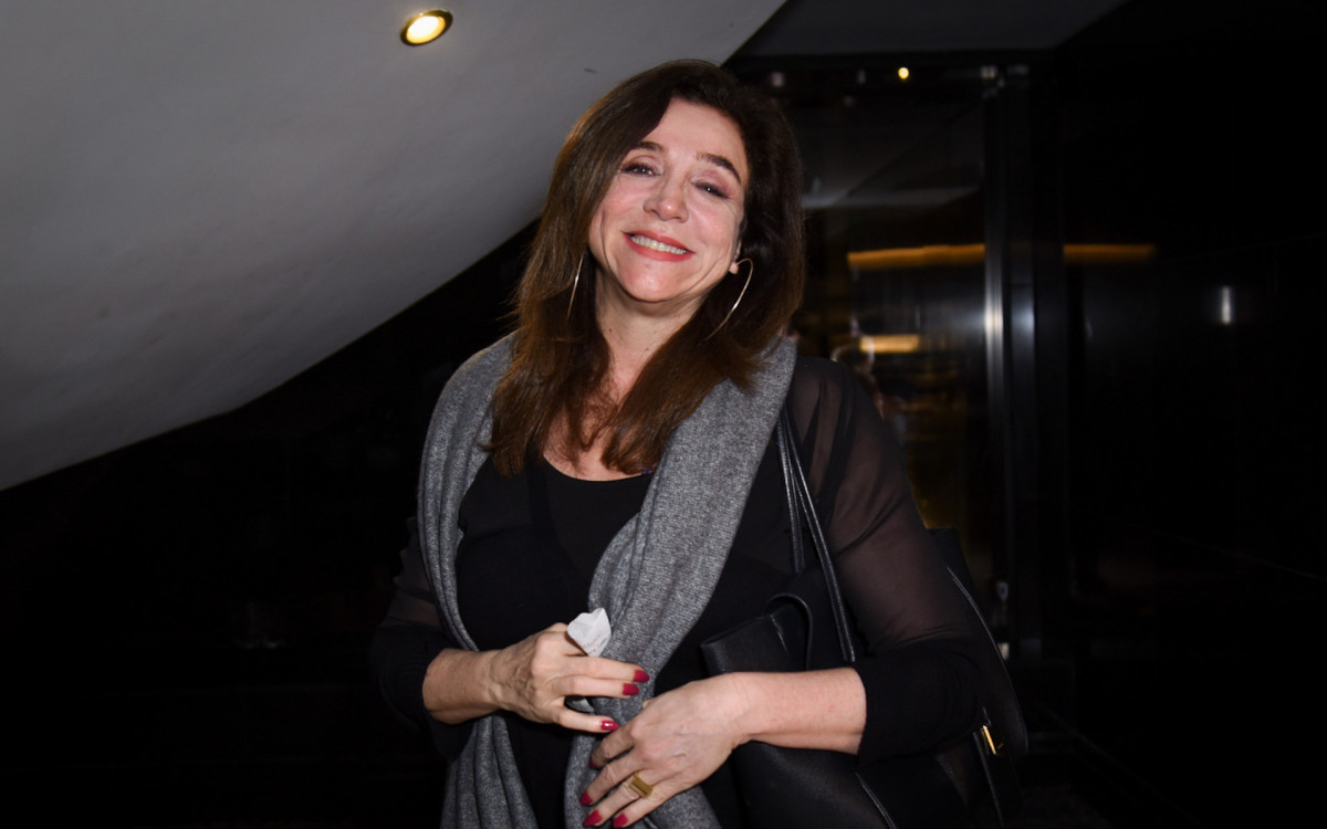 Marisa Orth prestigia estreia do musical \'Os Olhos de Nara Leão\', protagonizado por Zezé Polessa