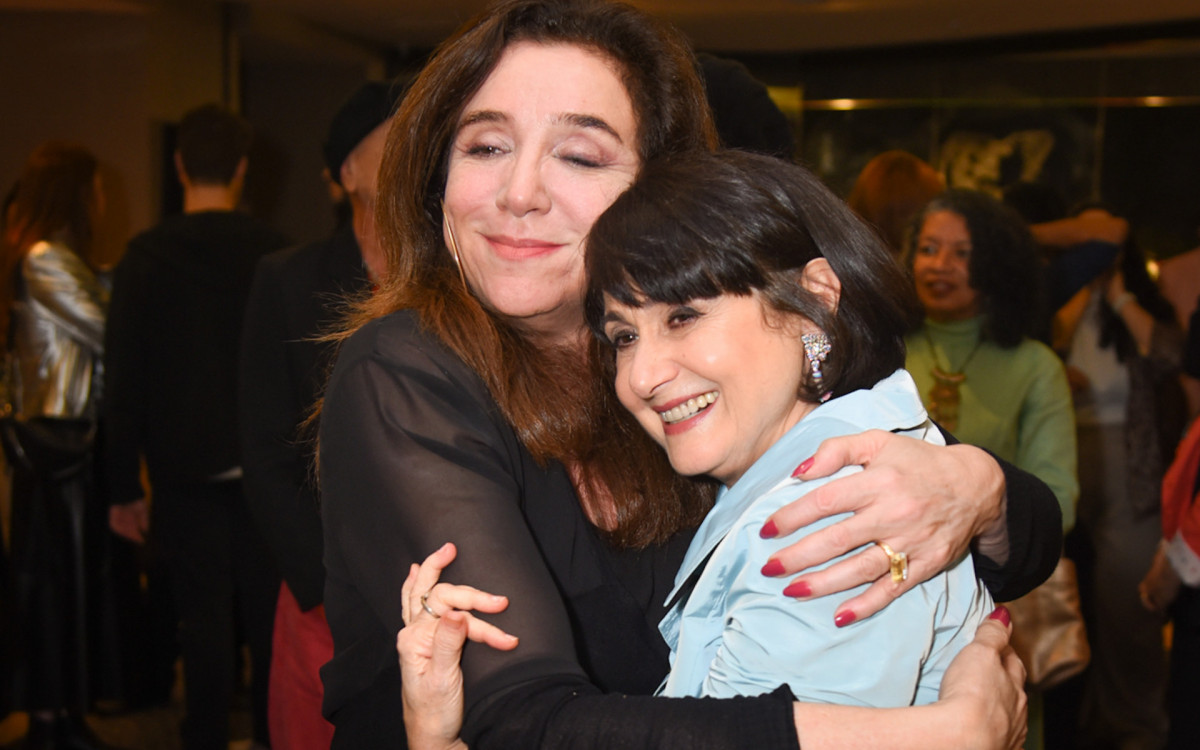 Zezé Polessa recebe Marisa Orth e mais estrelas em estreia de musical