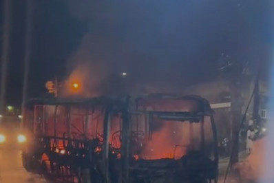 Ônibus fica destruído ao pegar fogo em Realengo