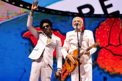 Gilberto Gil recebe Seu Jorge em show no Allianz Parque