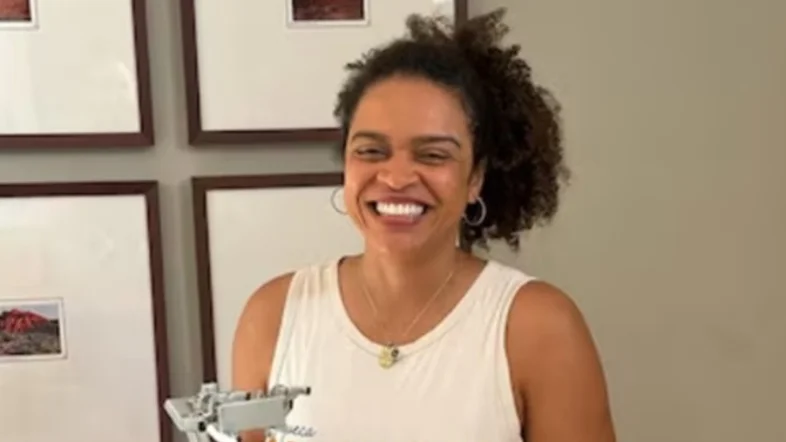 Cineasta brasileira presa nos EUA é liberada pela imigração