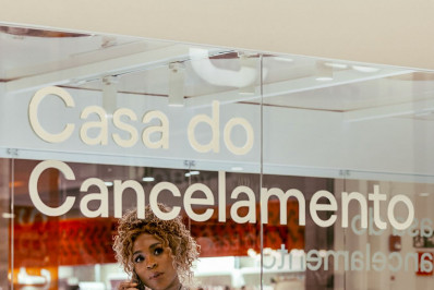 Karol Conká posa em 'Casa do Cancelamento' de shopping