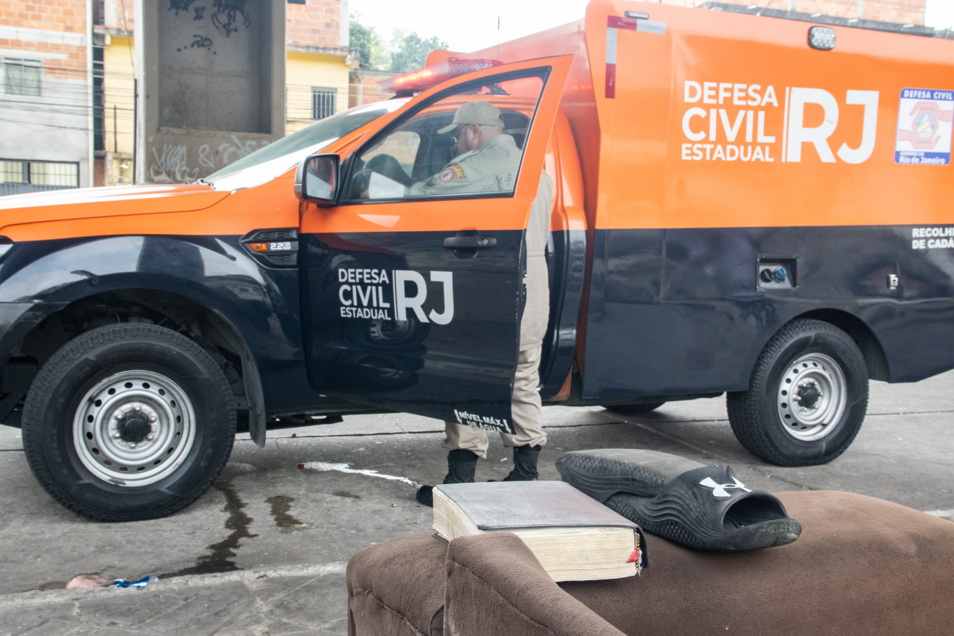 Crime aconteceu sob os trilhos suspensos do metrô, ao lado da entrada da estação de Irajá - Érica Martin/Agência O Dia