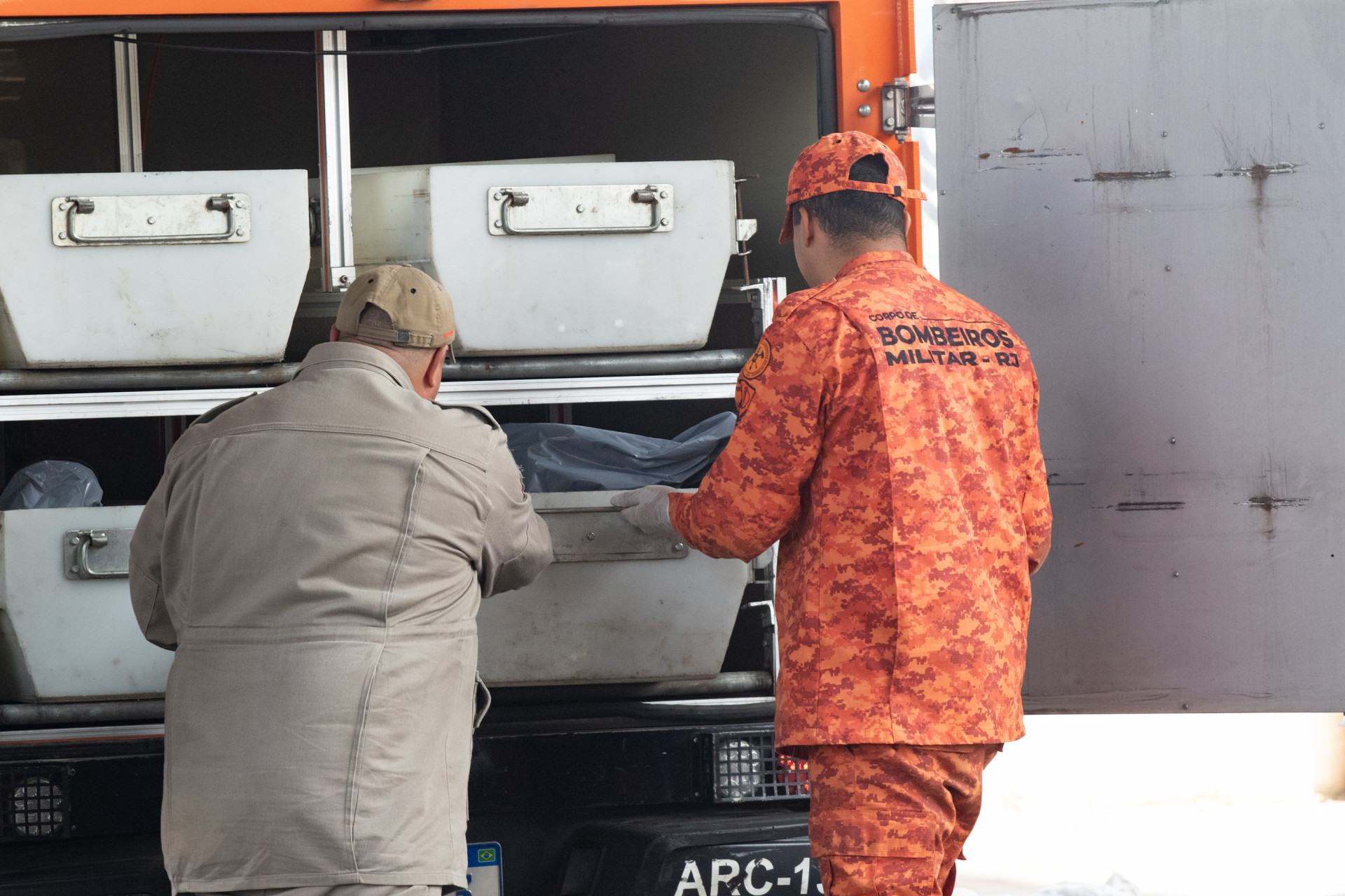 Crime aconteceu sob os trilhos suspensos do metrô, ao lado da entrada da estação de Irajá - Érica Martin/Agência O Dia