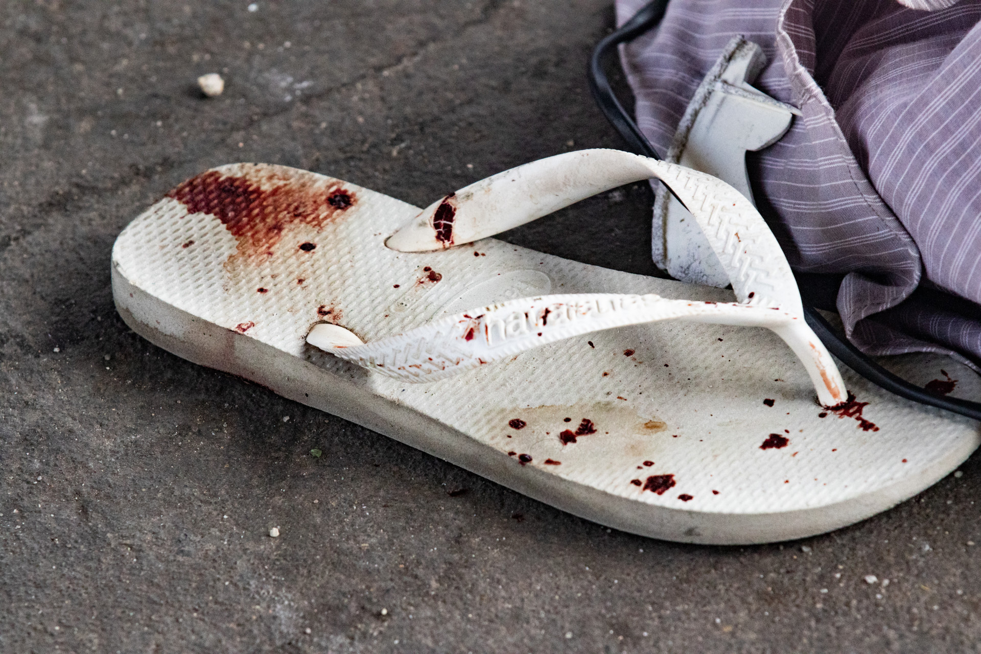 Crime aconteceu sob os trilhos suspensos do metrô, ao lado da entrada da estação de Irajá - Érica Martin/Agência O Dia