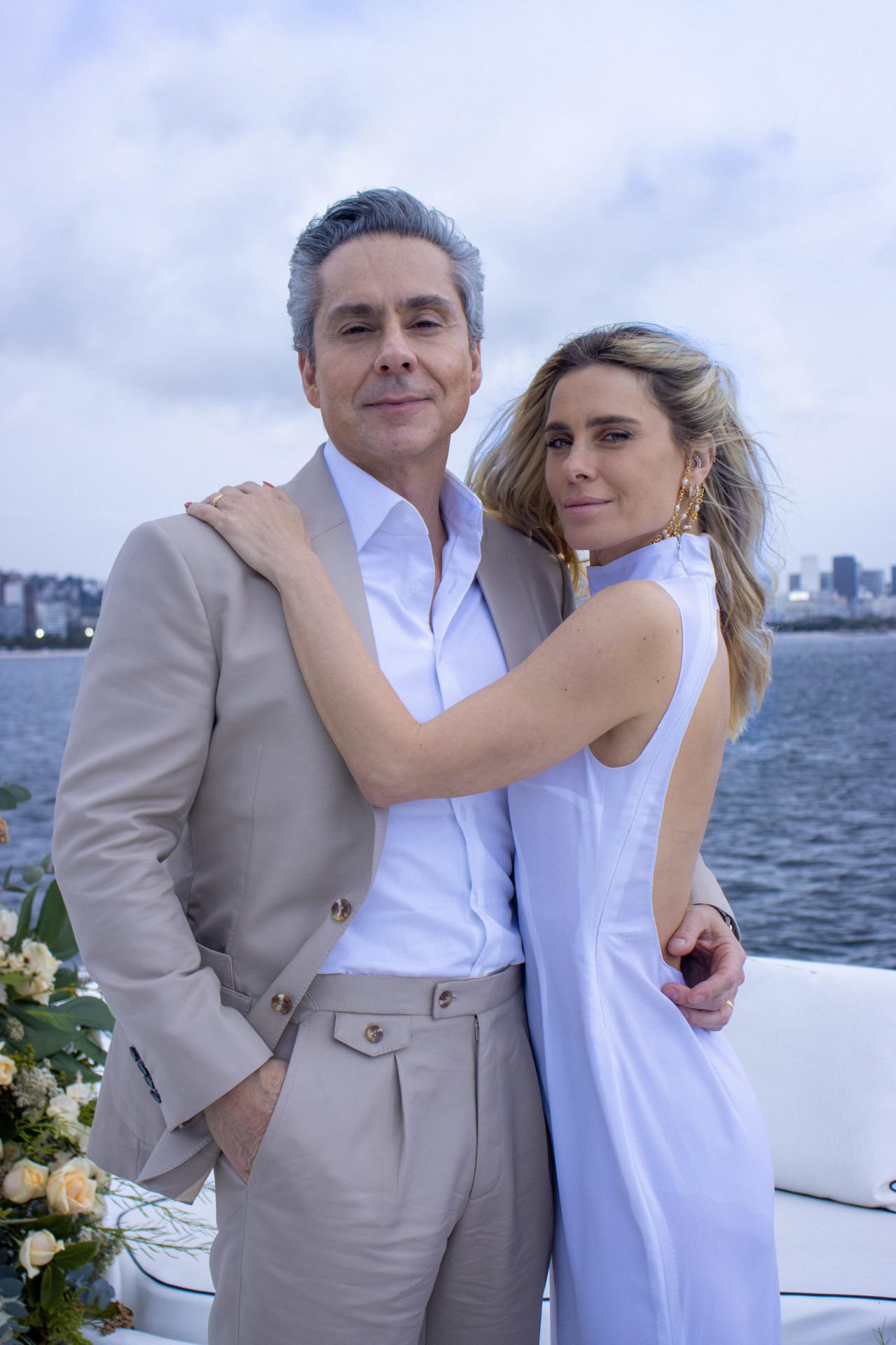 Marco Aurélio (Alexandre Nero) e Leila (Carolina Dieckmmann) tentam fugir de jatinho mas são presos em 'Vale Tudo' - TV Globo / Angélica Goudinho