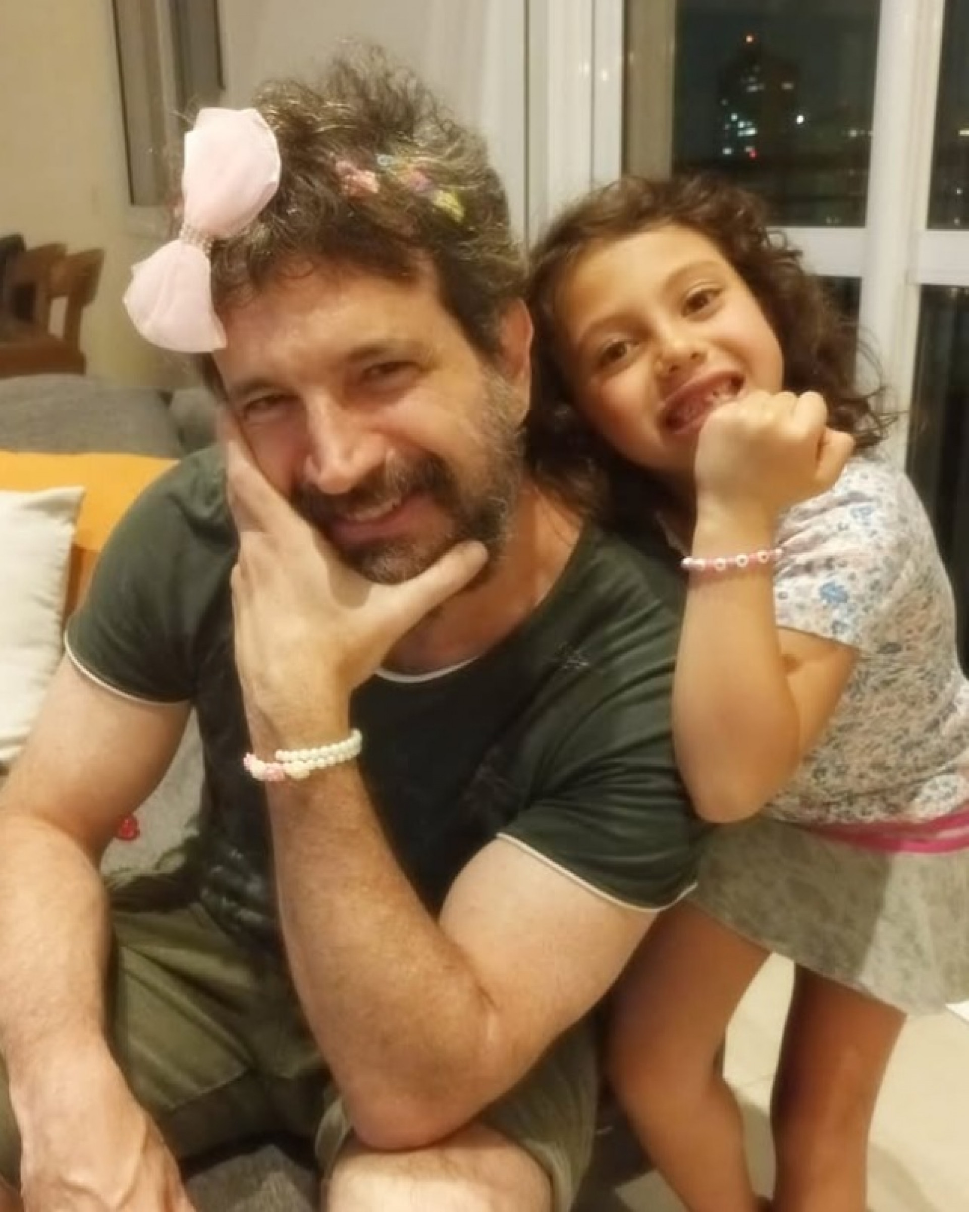 Caco Ciocler com sua neta Elis - Reprodução/Instagram