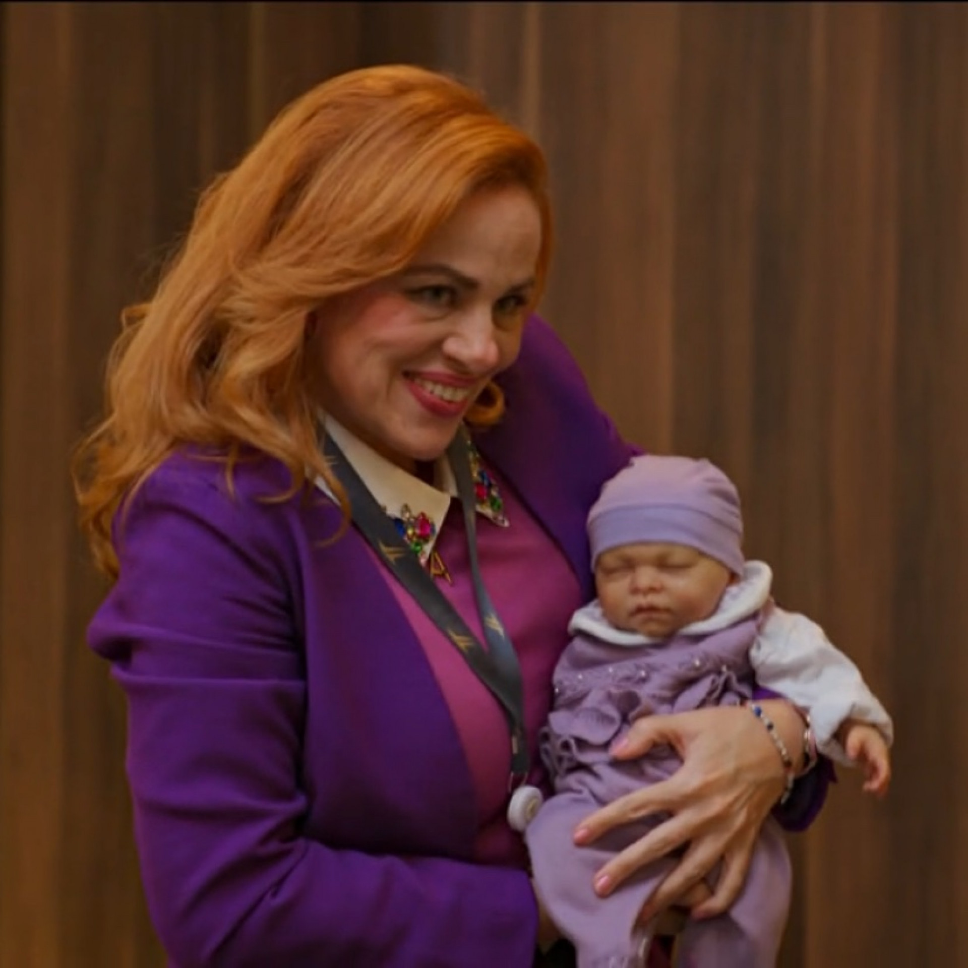 Aldeíde e seu bebê reborn em 'Vale Tudo' - Reprodução / TV Globo