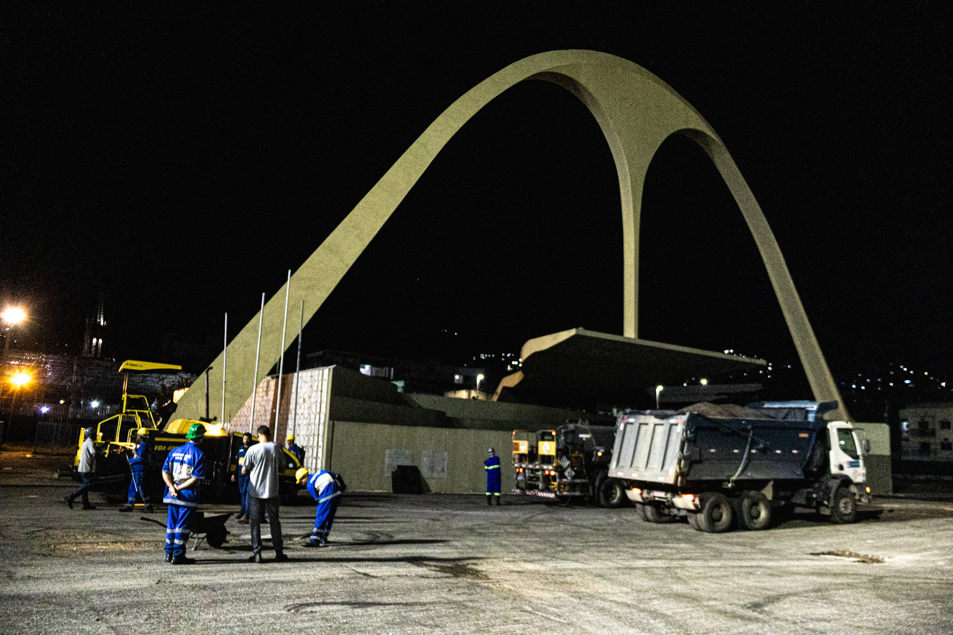 Equipe da Seconserva aplica novo asfalto da Sapucaí - Hector Santos/ Secretaria de Conservação