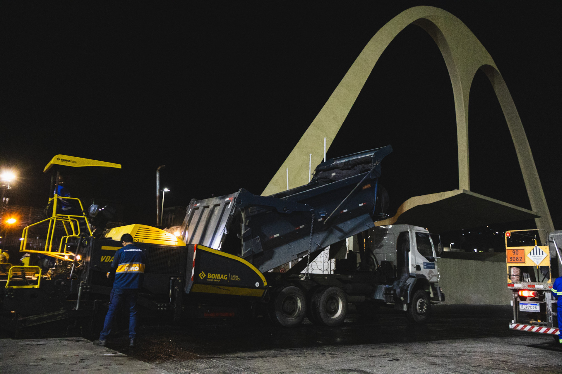 Equipe da Seconserva aplica novo asfalto da Sapucaí - Hector Santos/ Secretaria de Conservação