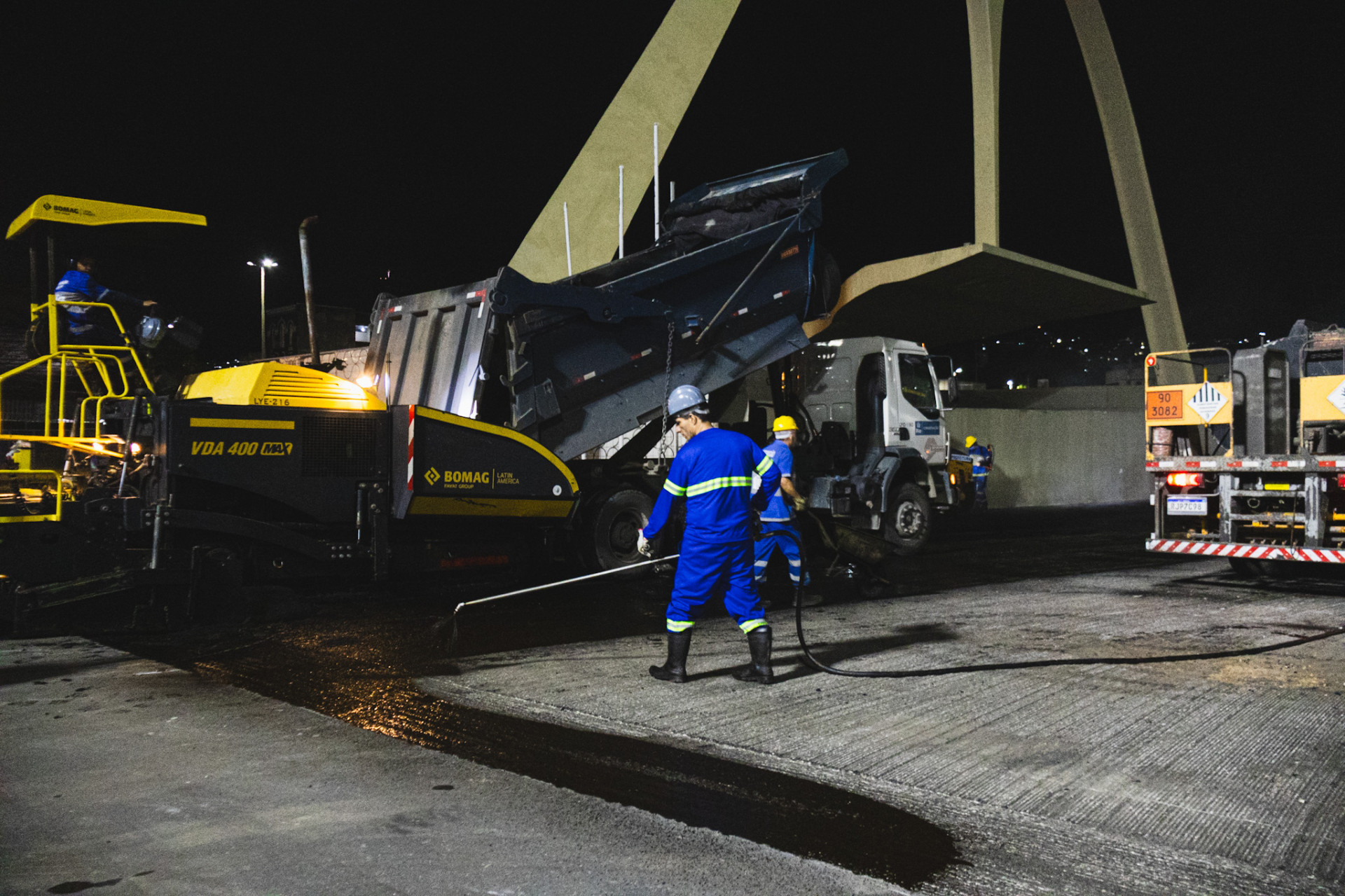 Equipe da Seconserva aplica novo asfalto da Sapucaí - Hector Santos/ Secretaria de Conservação
