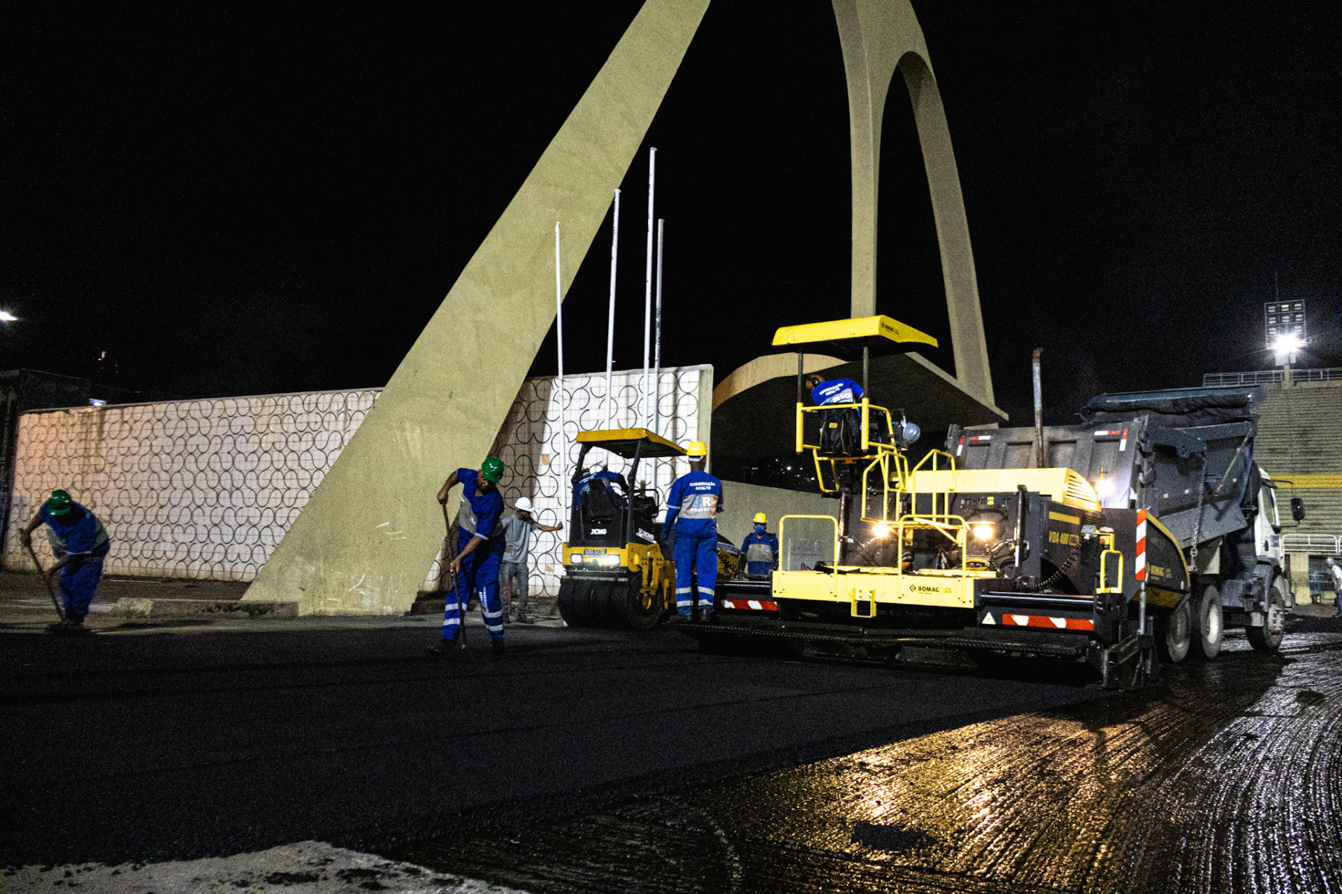 Equipe da Seconserva aplica novo asfalto da Sapucaí - Hector Santos/ Secretaria de Conservação