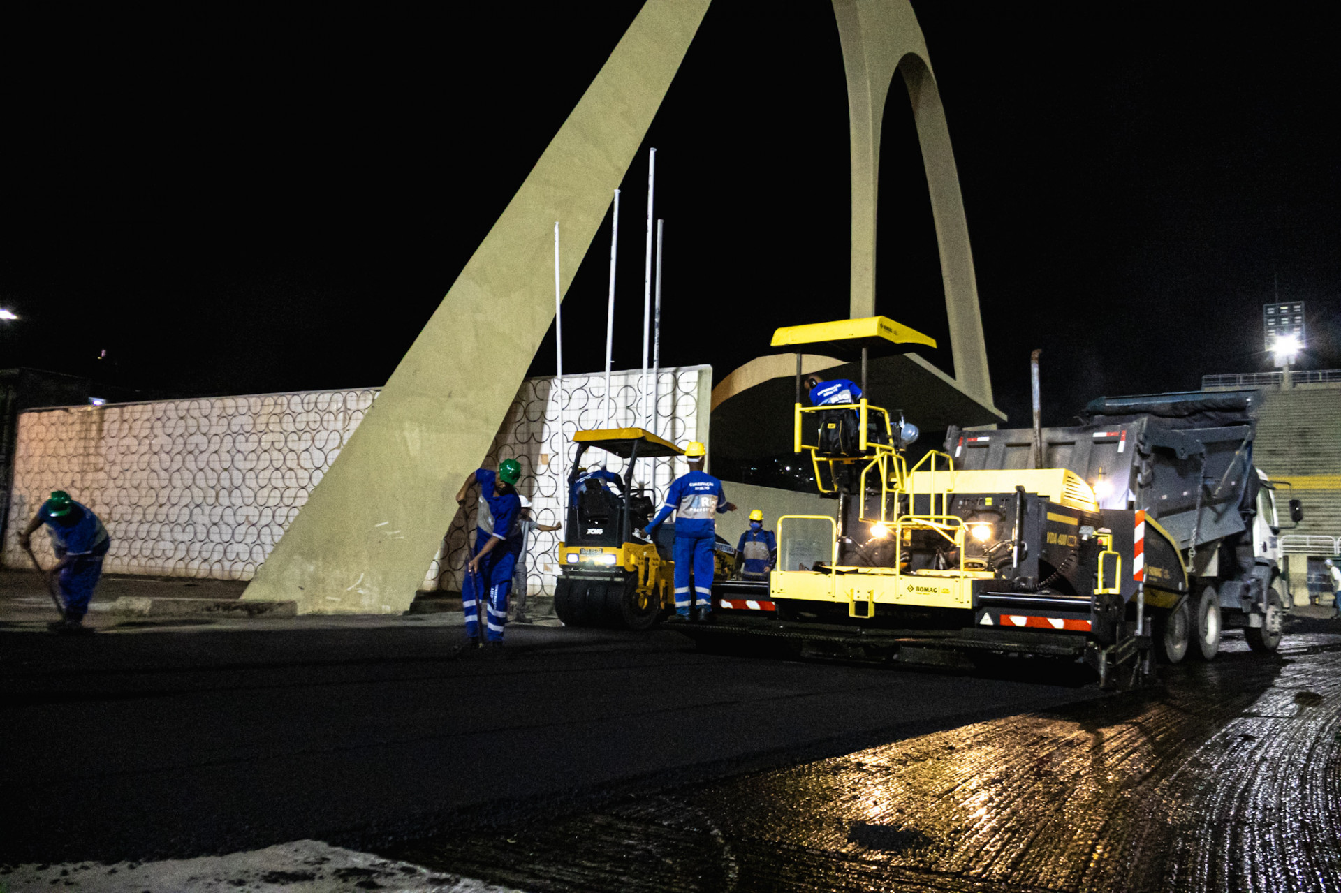 Equipe da Seconserva aplica novo asfalto da Sapucaí - Hector Santos/ Secretaria de Conservação