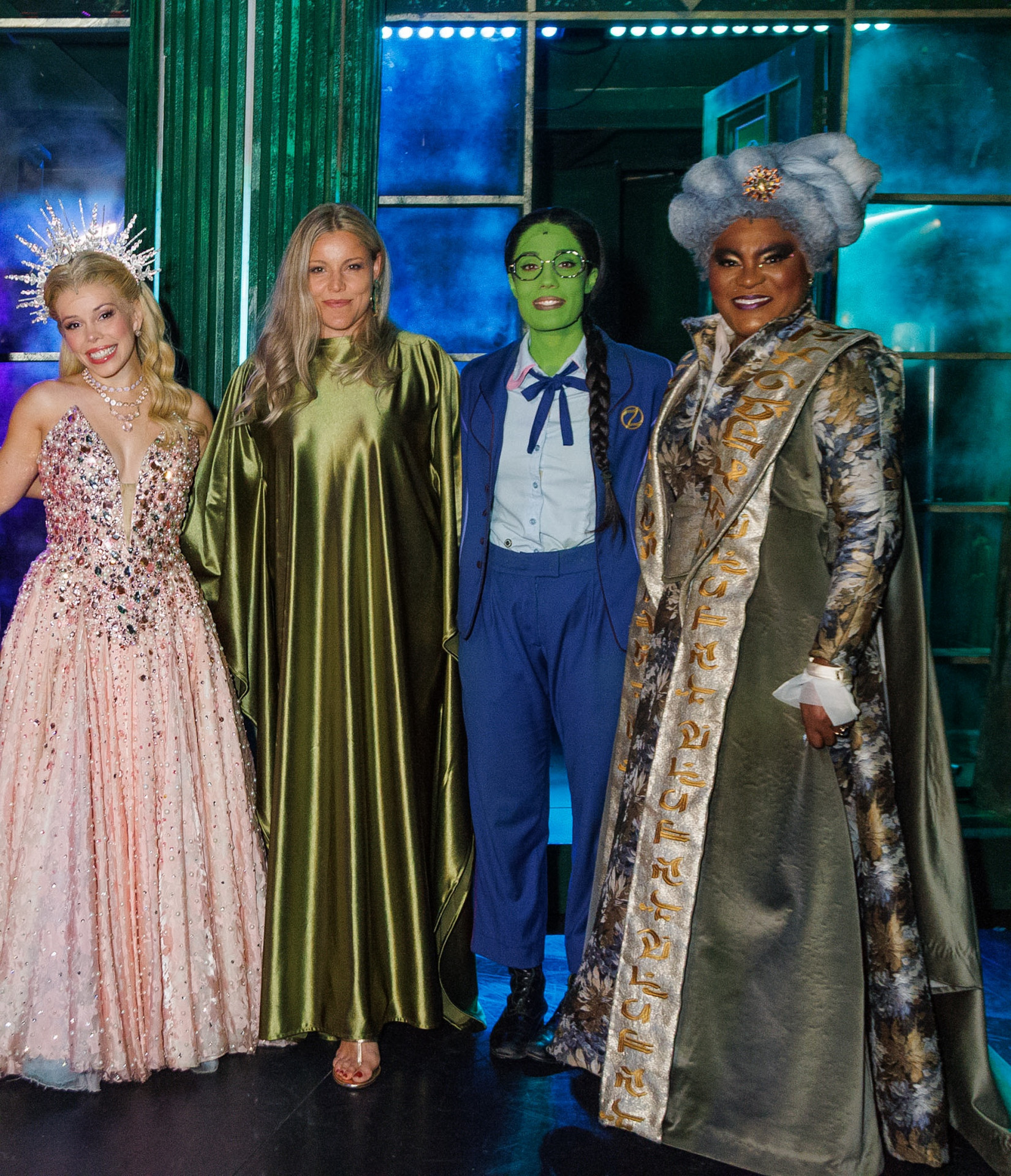Fantine e Karin com o elenco de 'Wicked' - Clayton Felizardo/Brazil News