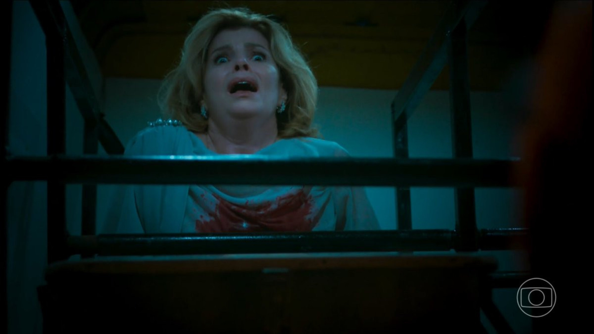 Odete desperta após levar tiro - Reprodução/TV Globo